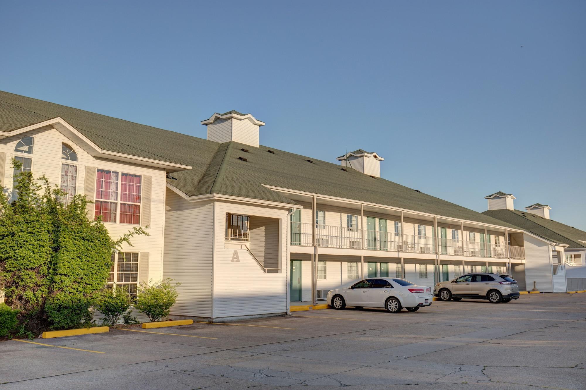 Vista Exterior Howard Johnson by Wyndham Branson Theatre District