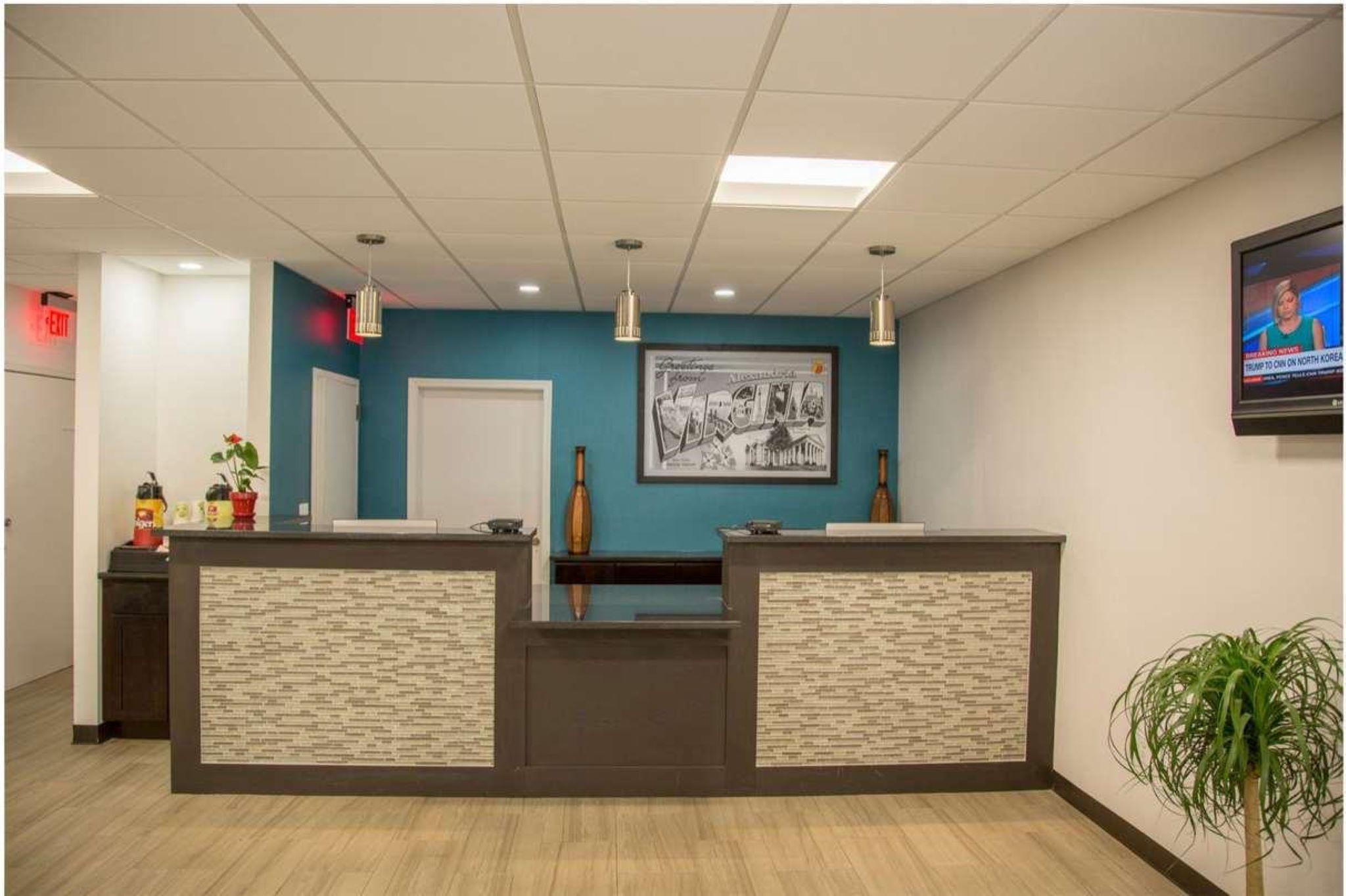 Vista Lobby Super 8 by Wyndham Alexandria/Washington D.C. Area