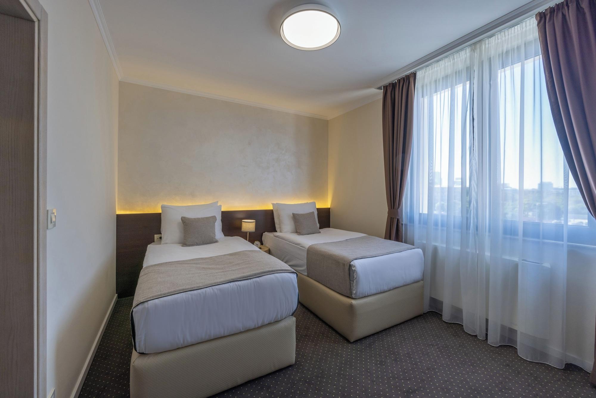 Varios Nobel West Hotel