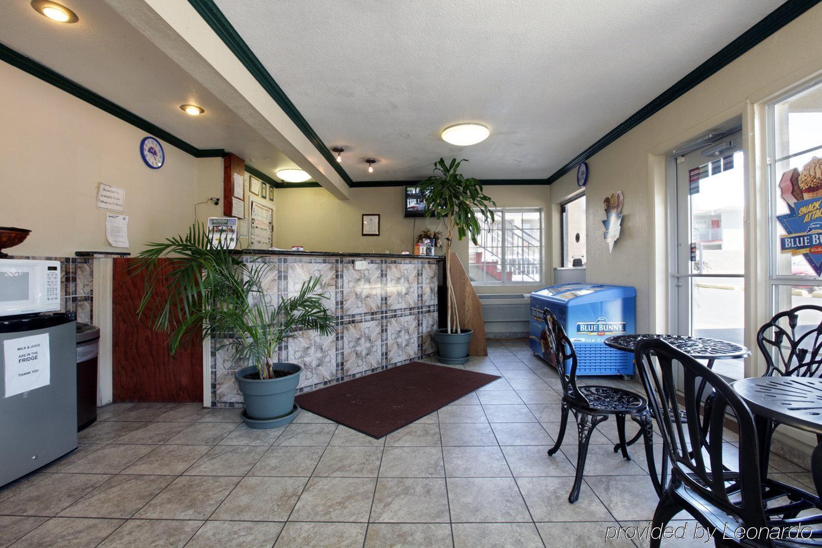 Vista Lobby Days Inn by Wyndham Albuquerque Downtown