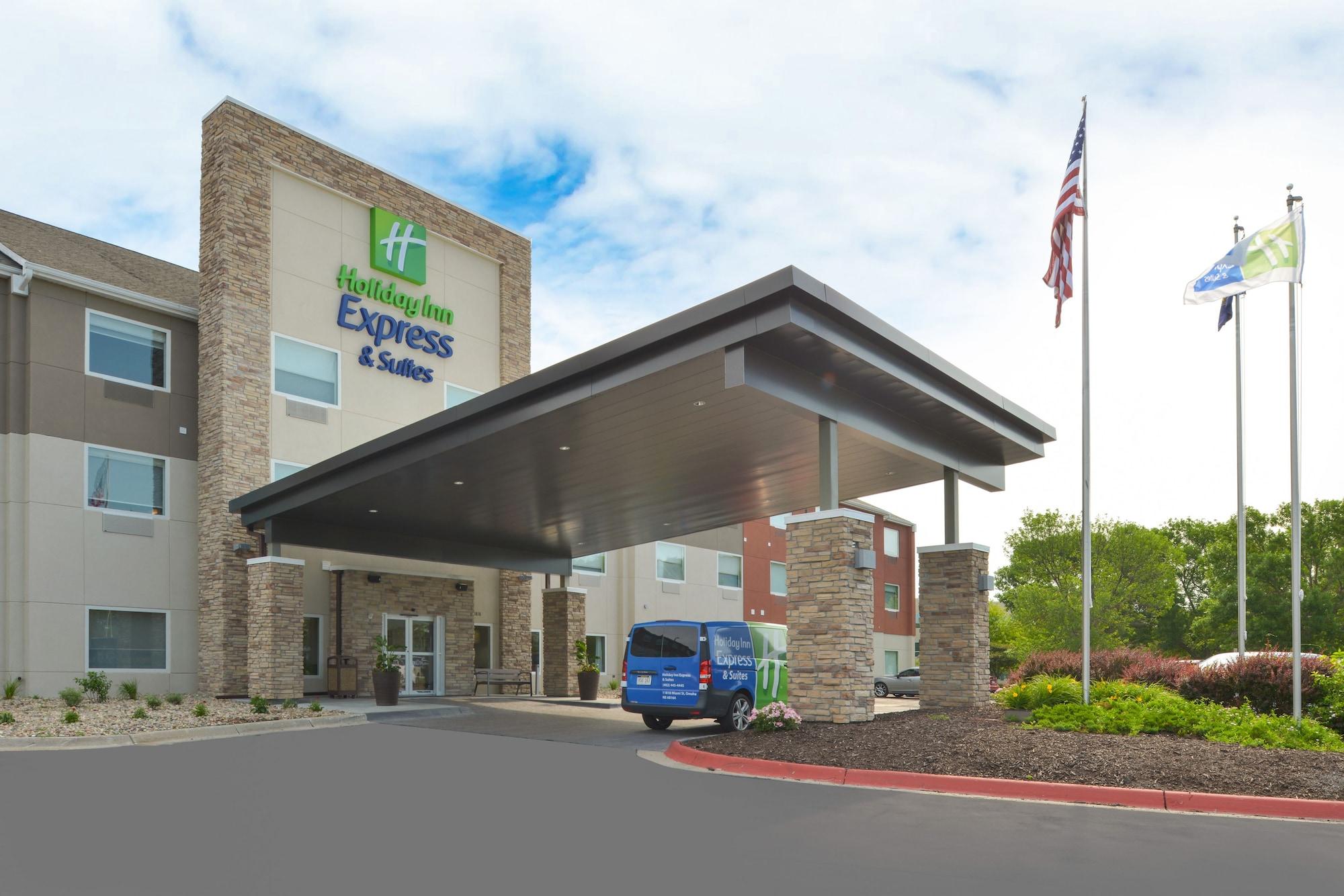 Vista Exterior Holiday Inn Express & Suites Omaha - 120th and Maple by IHG
