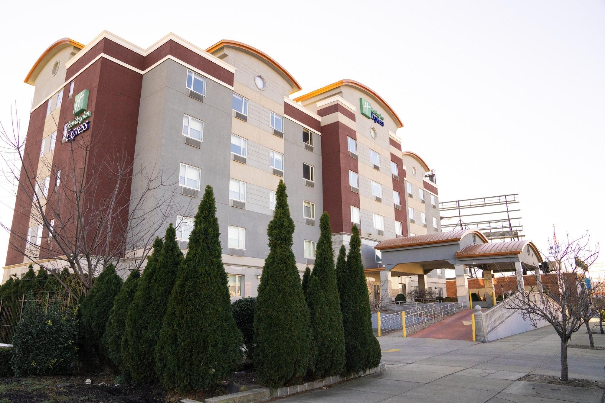 Varios Holiday Inn Express Maspeth by IHG