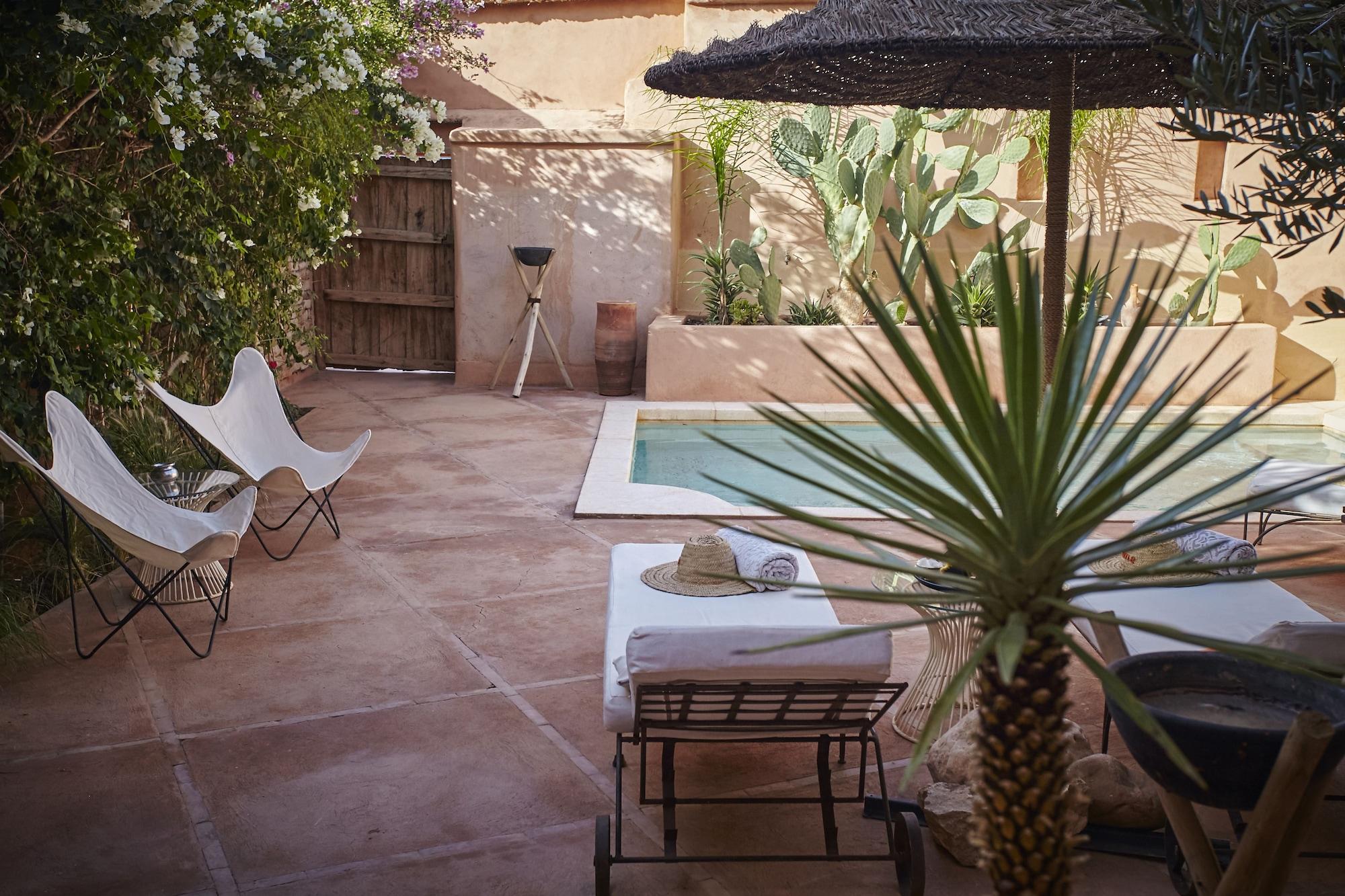 Vista Piscina Riad Caravane