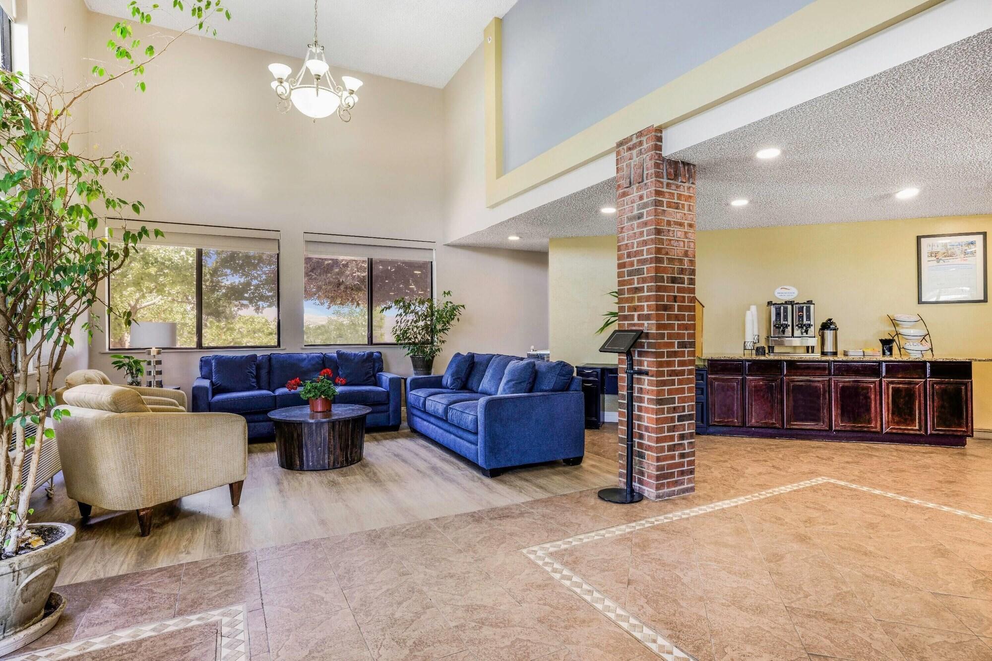 Vista Lobby Baymont by Wyndham Cortez