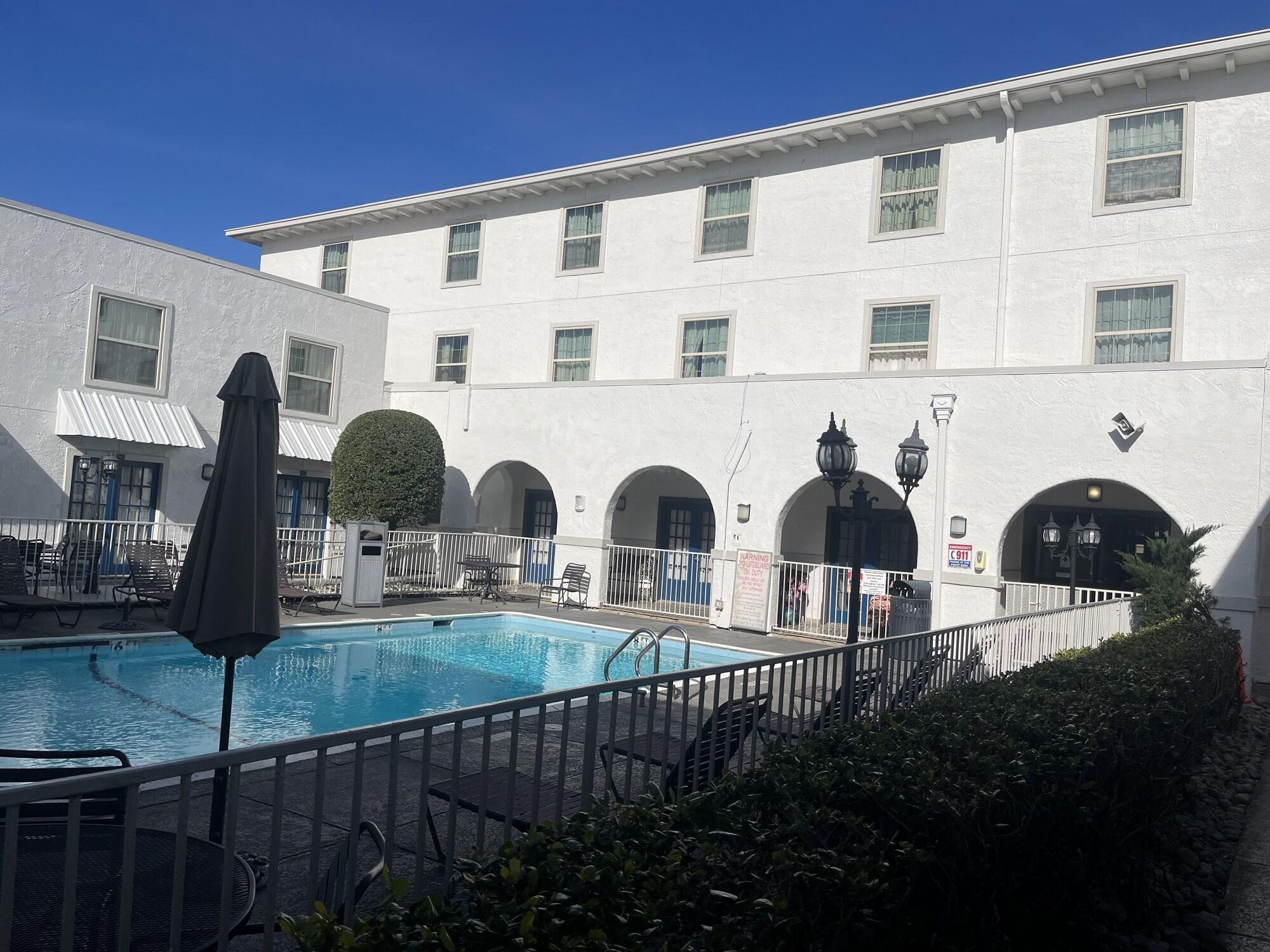 Vista Piscina Motel 6 Dallas, TX – Downtown
