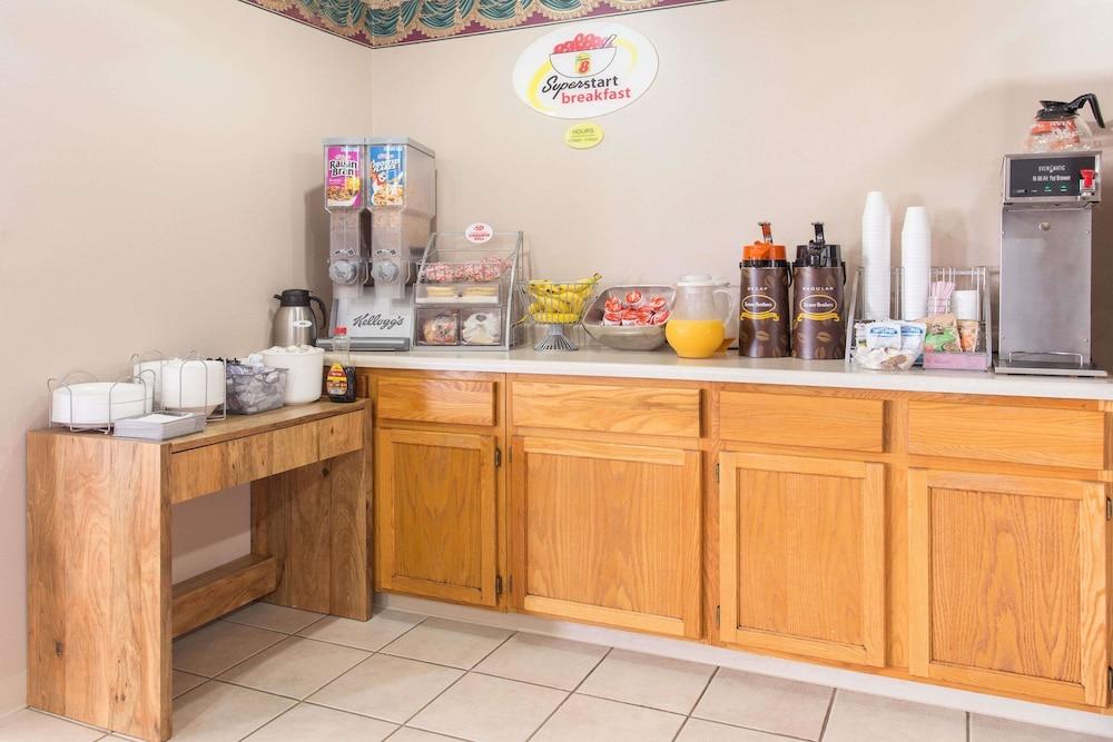 Restaurant Super 8 by Wyndham Austin MN
