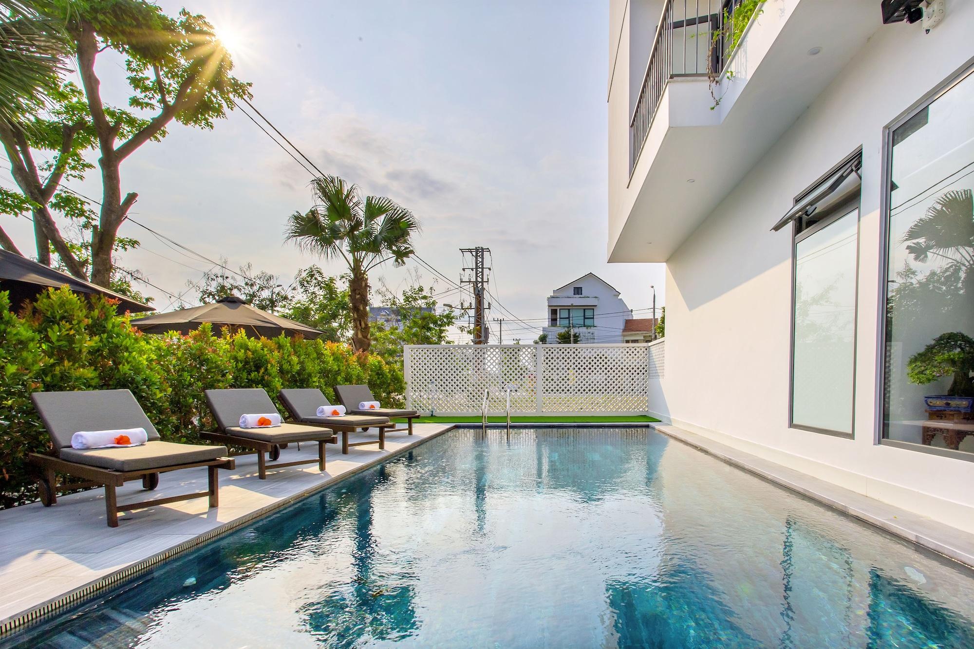 Vista Piscina La Serenata Villa Hoi An
