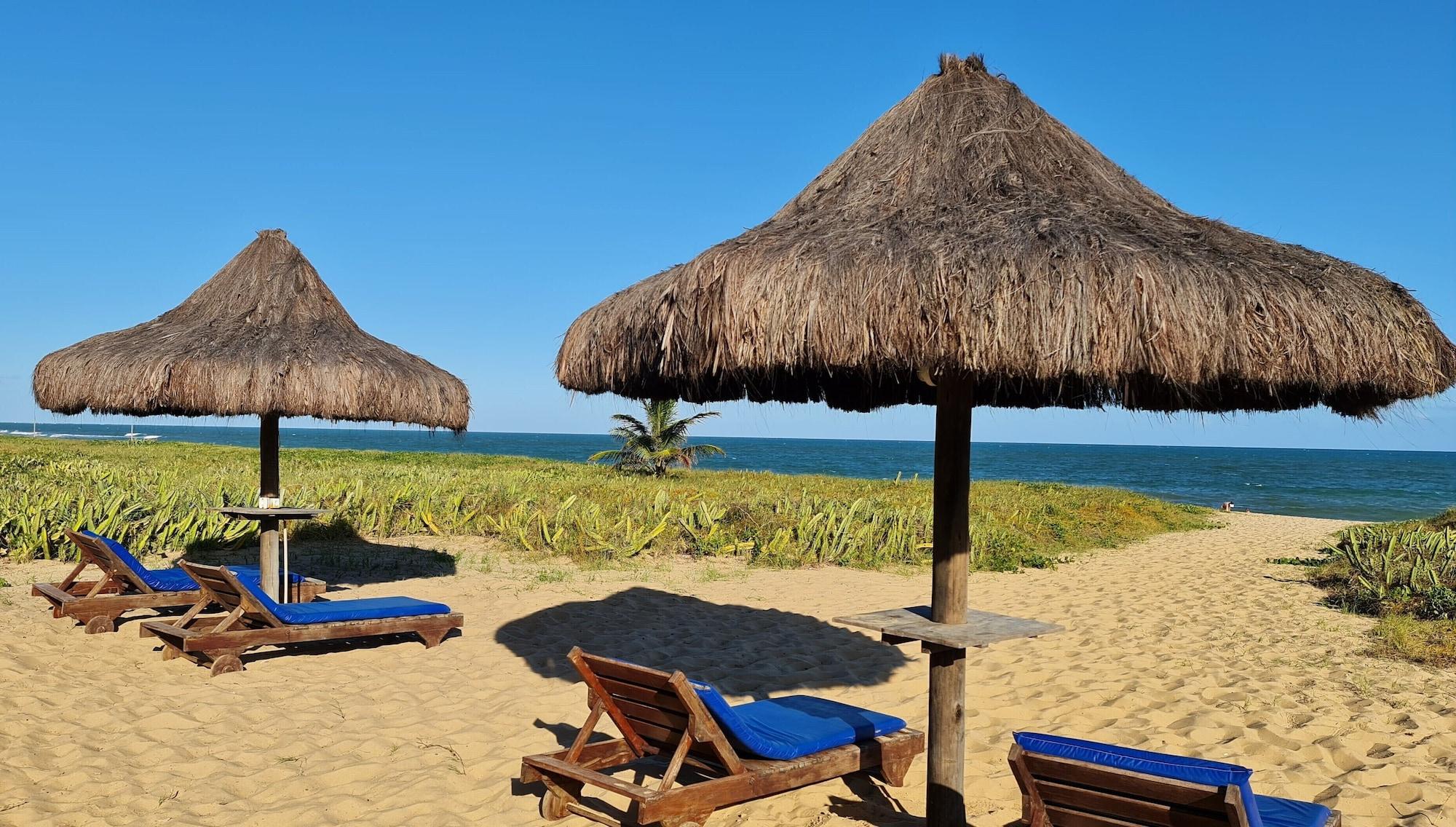 Vista da fachada Pousada Praia das Ondas - Pe  na areia