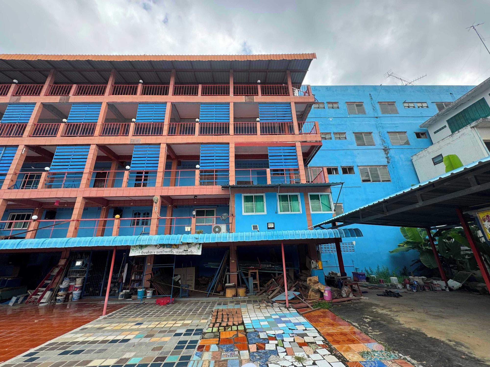 Varios OYO 75596 The Sirisuk House