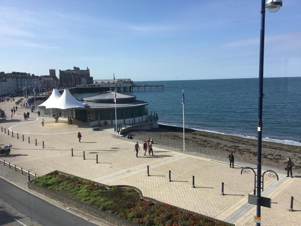 Varios Helmsman Guesthouse