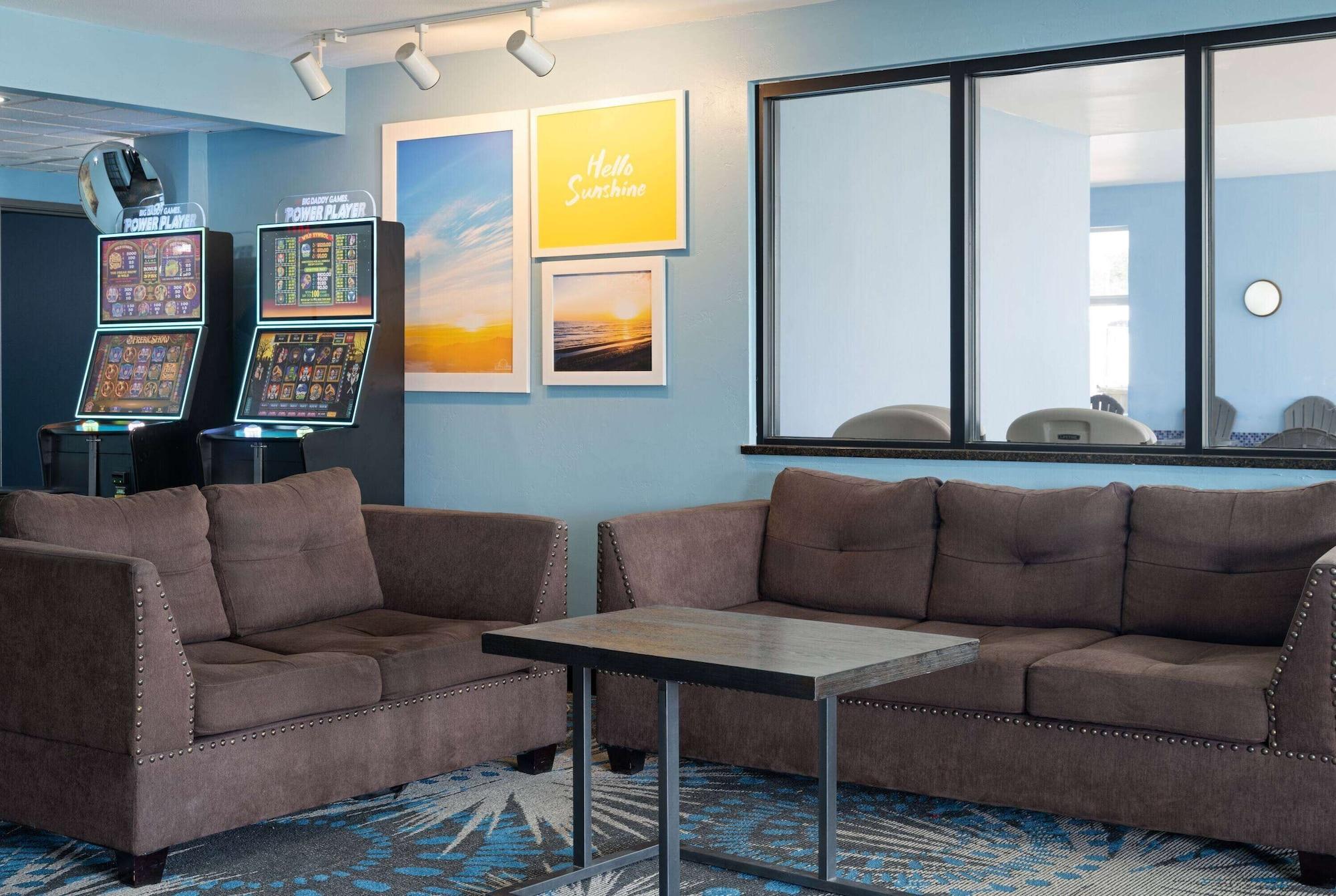 Vista Lobby Days Inn by Wyndham Neenah