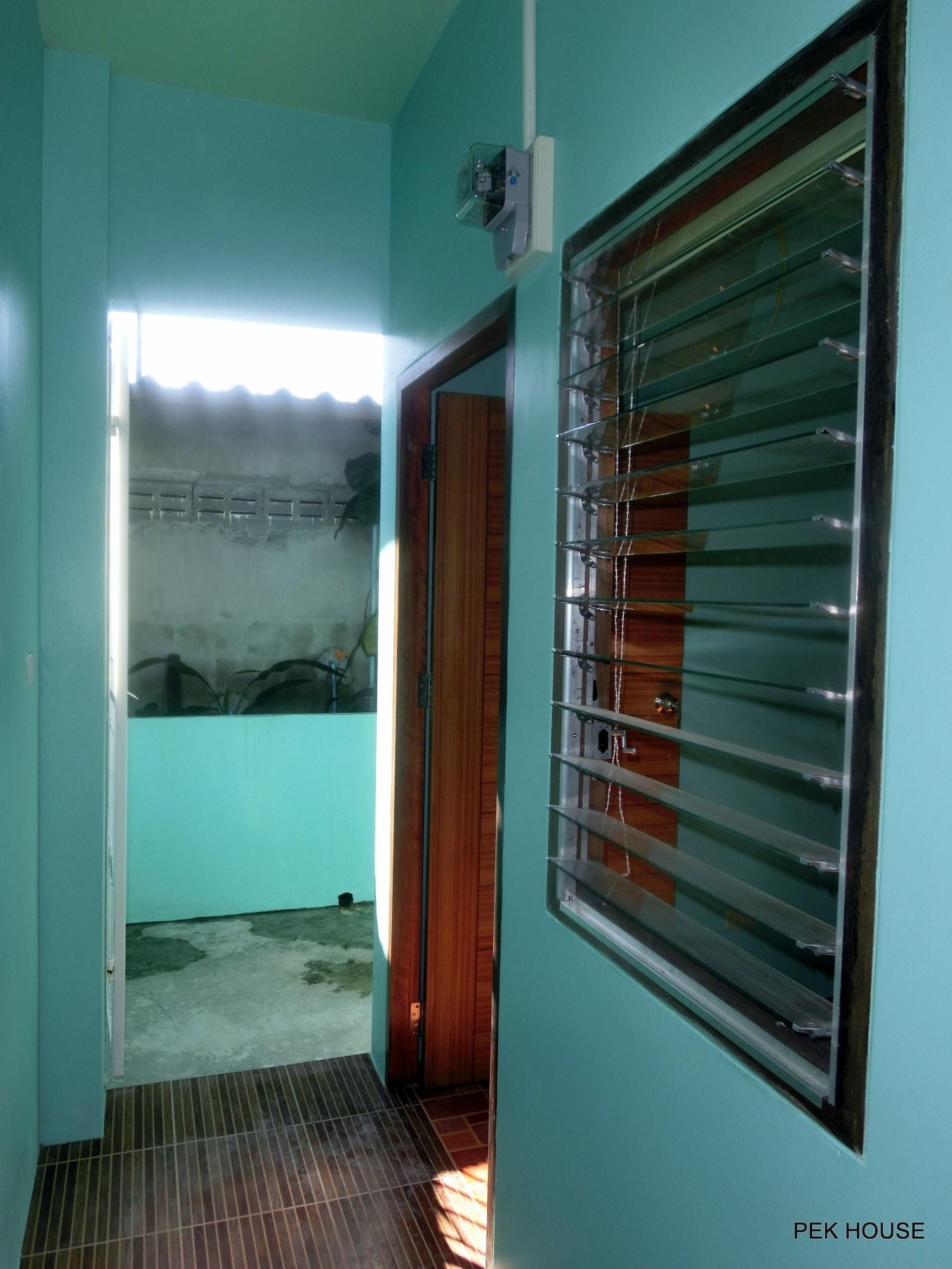 Varios Pek House