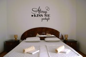 Alquiler Vacacional - Sea View 2-Bedroom Apartment with Terrace & Garden – Bol, Island Brač