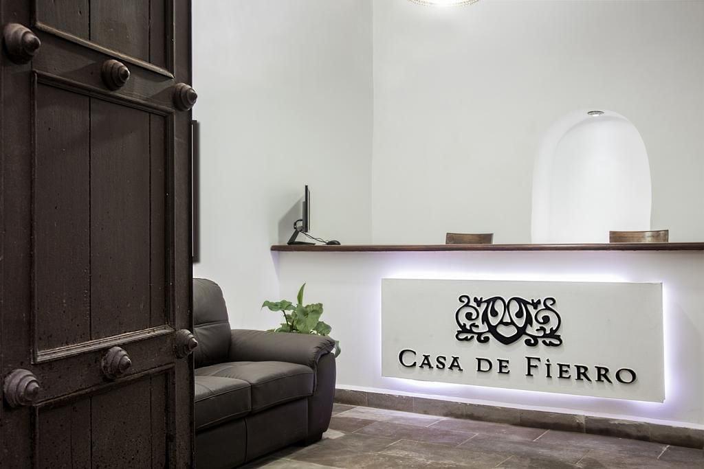 Vista Lobby Hospedaje Casa de Fierro - Adults Only