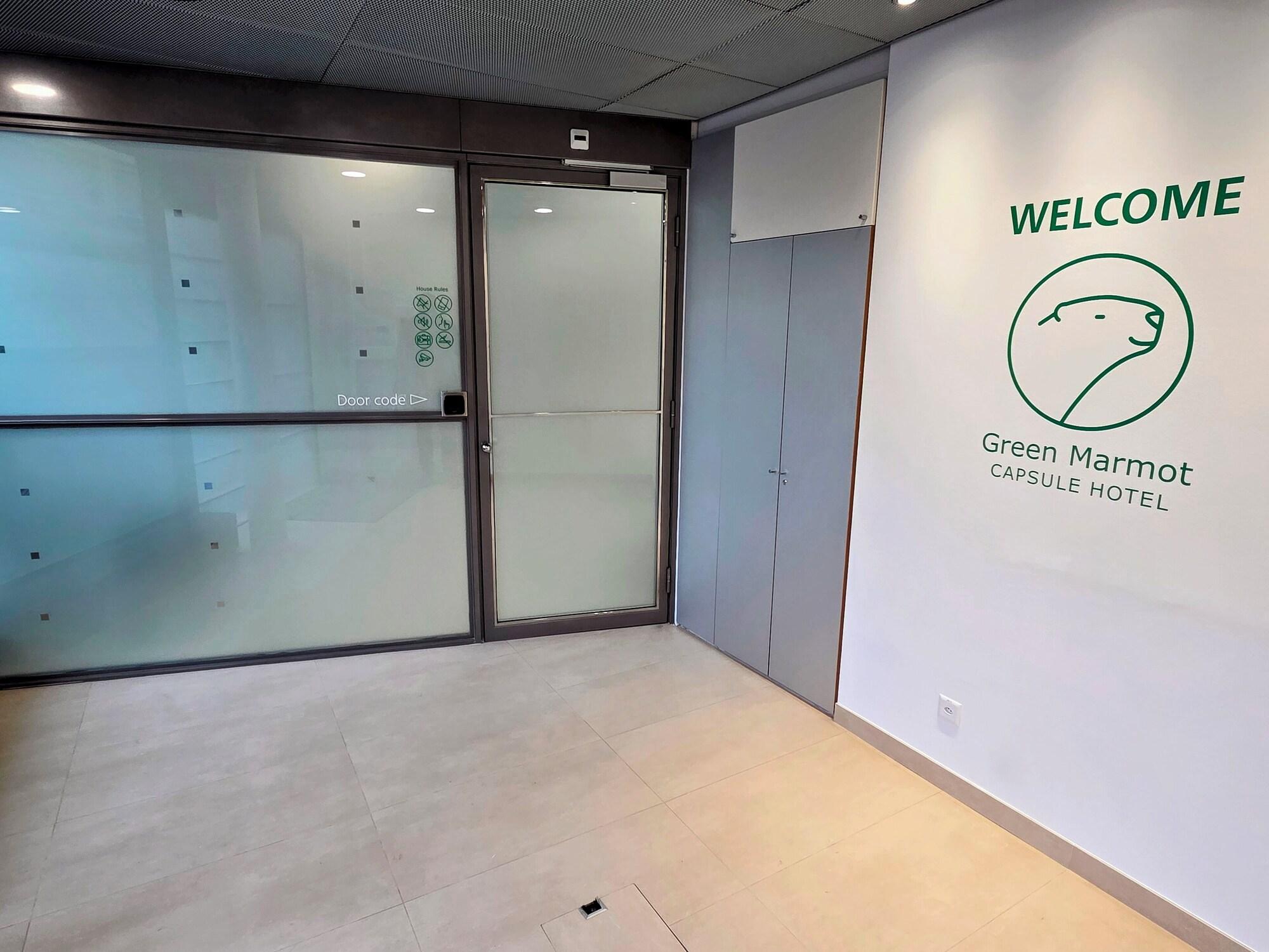 Vista Lobby Green Marmot Capsule Hotel Geneva