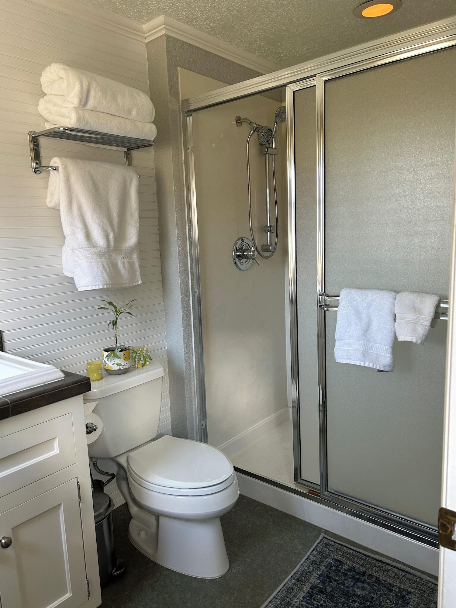 Baño Moonrise Suite in a Vineyard + Winery!