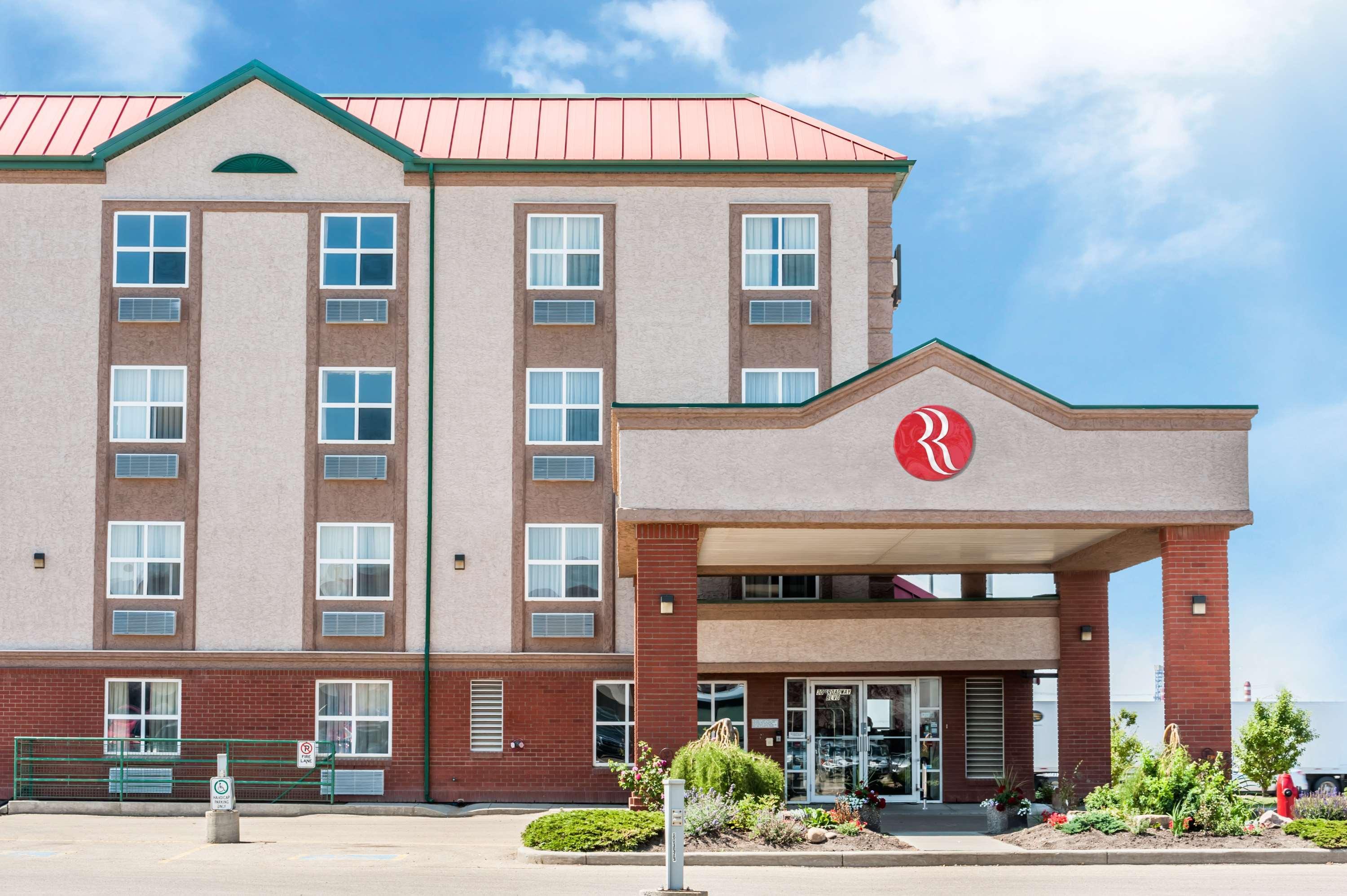 Vista Exterior Ramada by Wyndham Sherwood Park