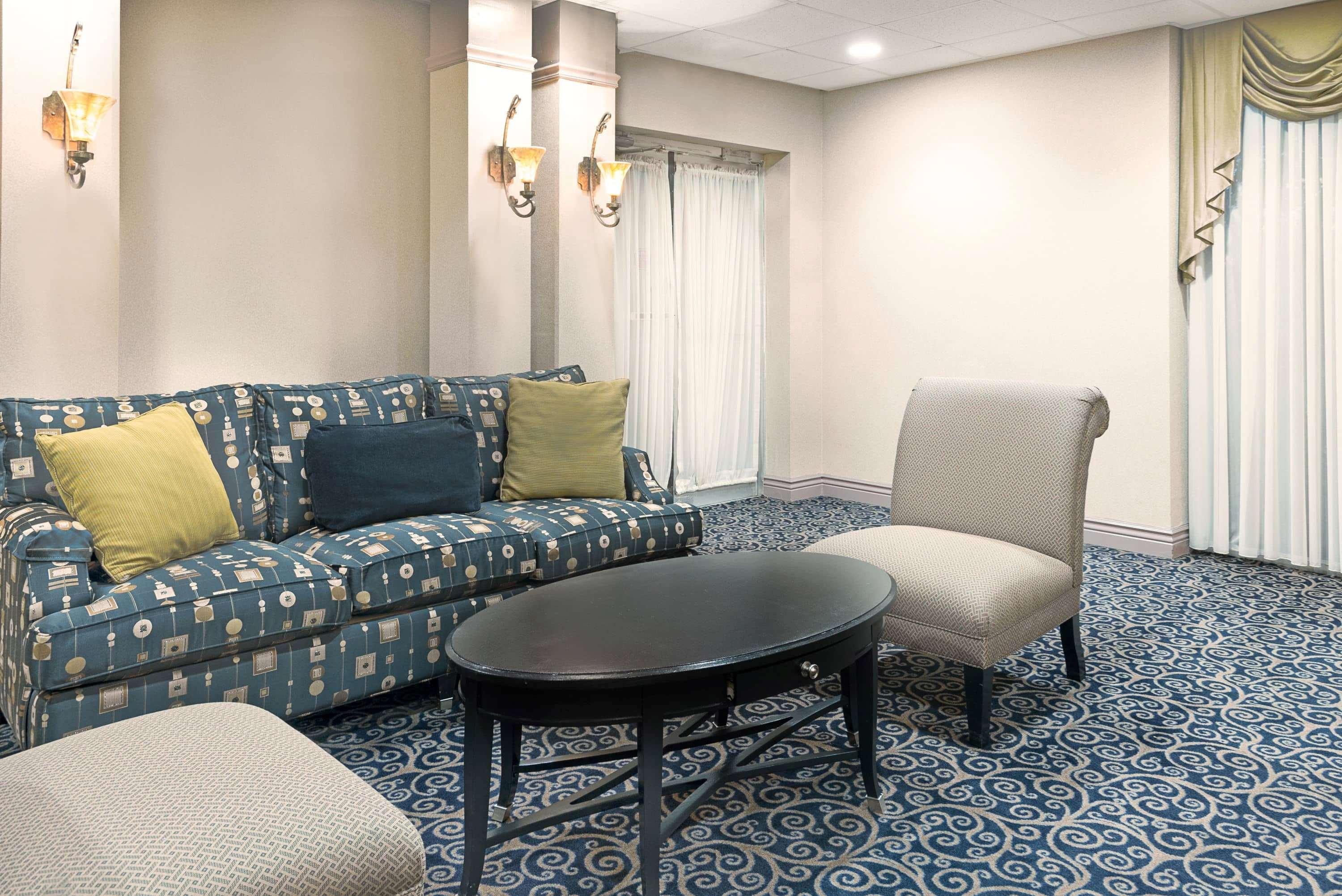 Vista Lobby Howard Johnson by Wyndham Newburgh/West Point