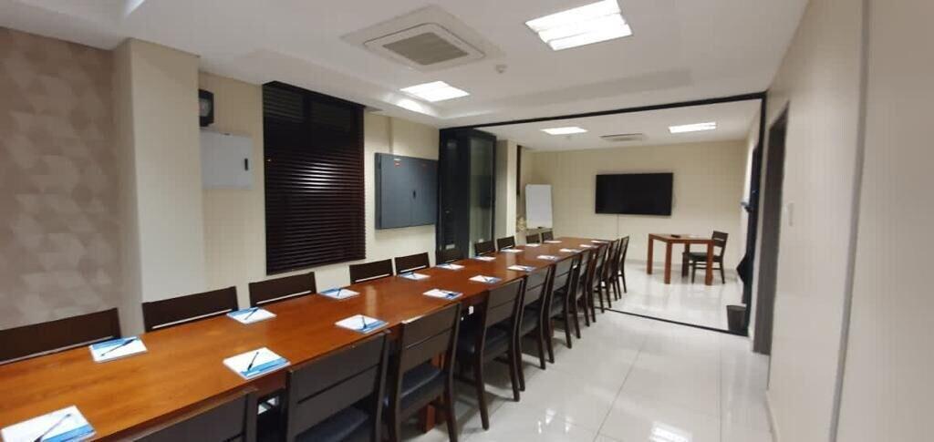 Sala de Reuniones Staybridge Golfview Suites