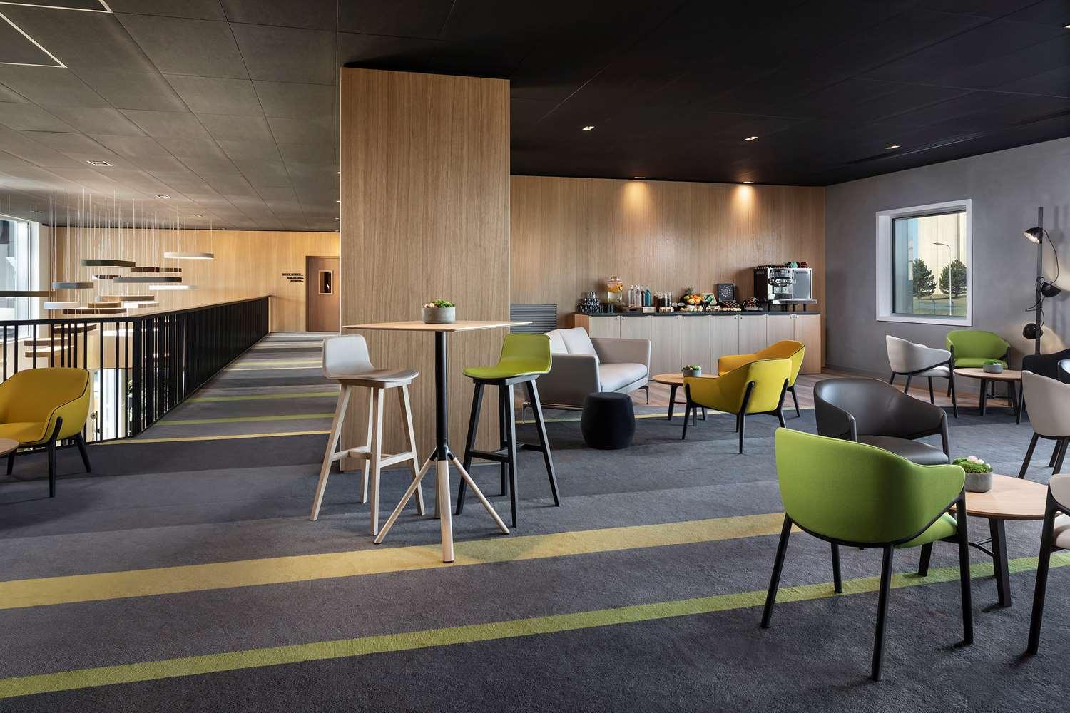 Bar/Salón INNSiDE by Mellá Paris Charles de Gaulle Airport