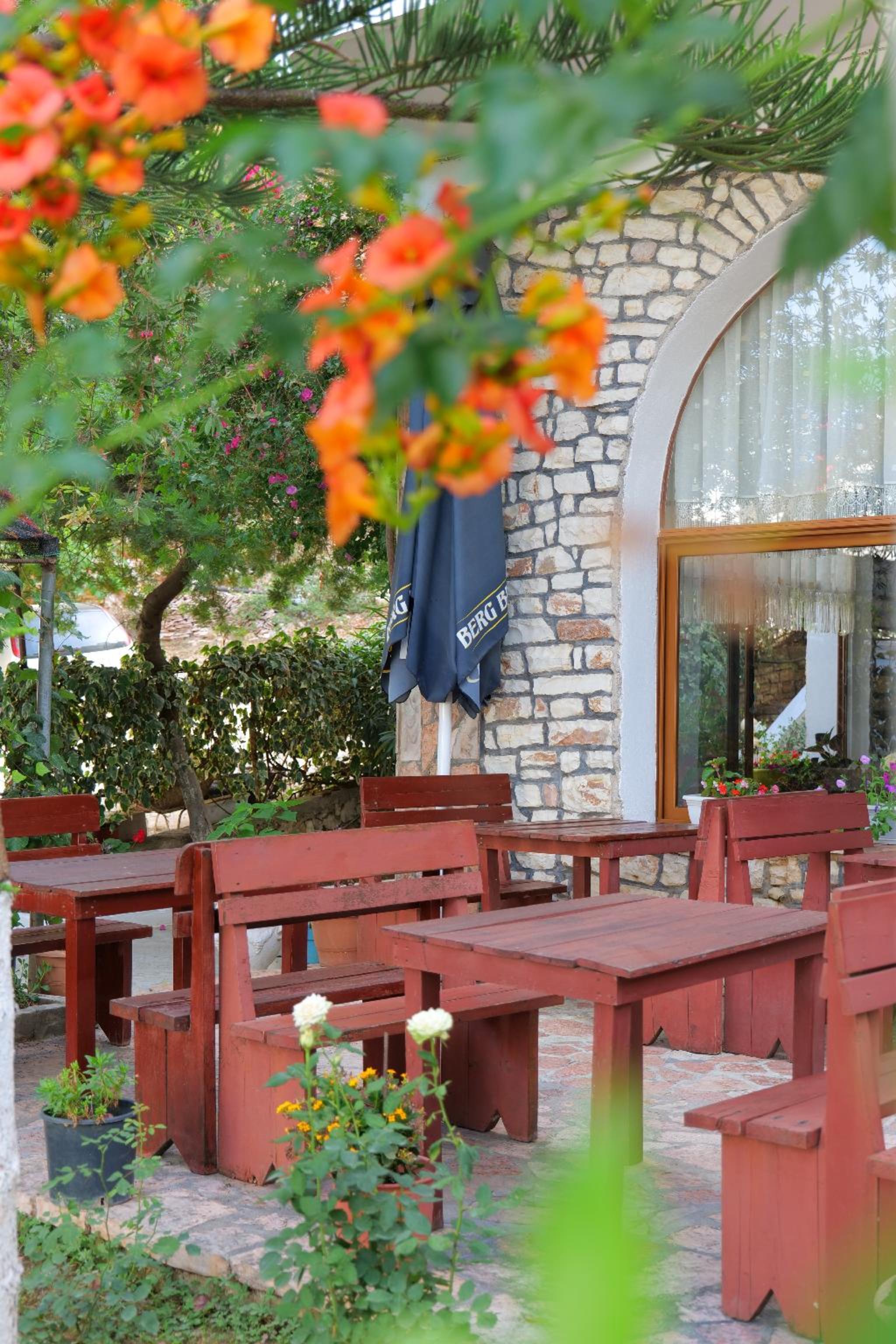 Bar/Salón Hotel Rixhi