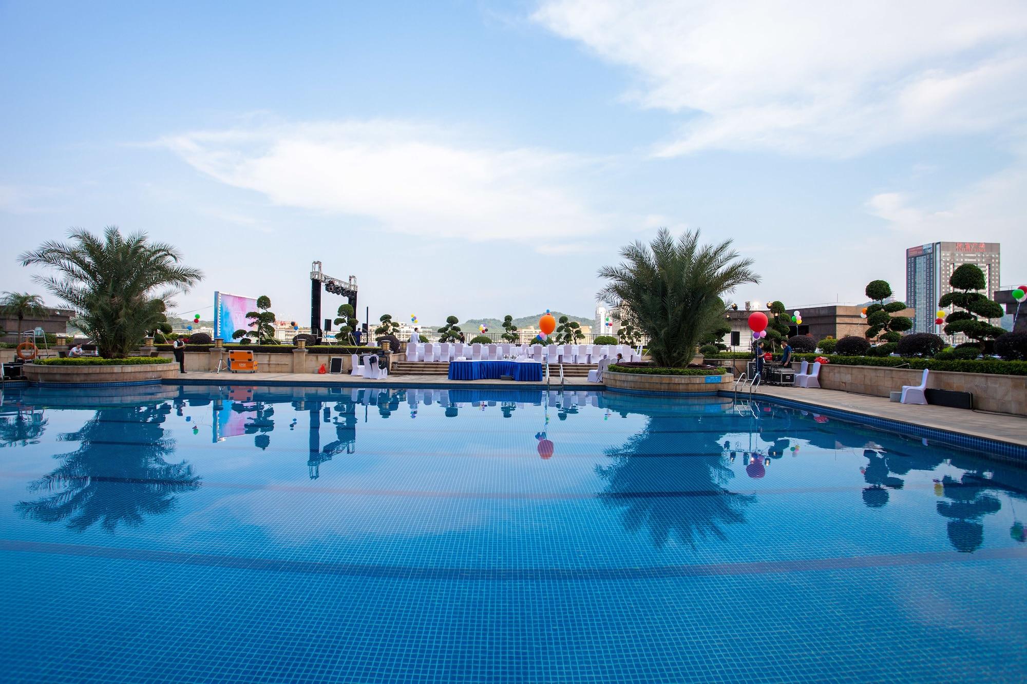 Vista Piscina Ramada Plaza Shaoguan City Centre