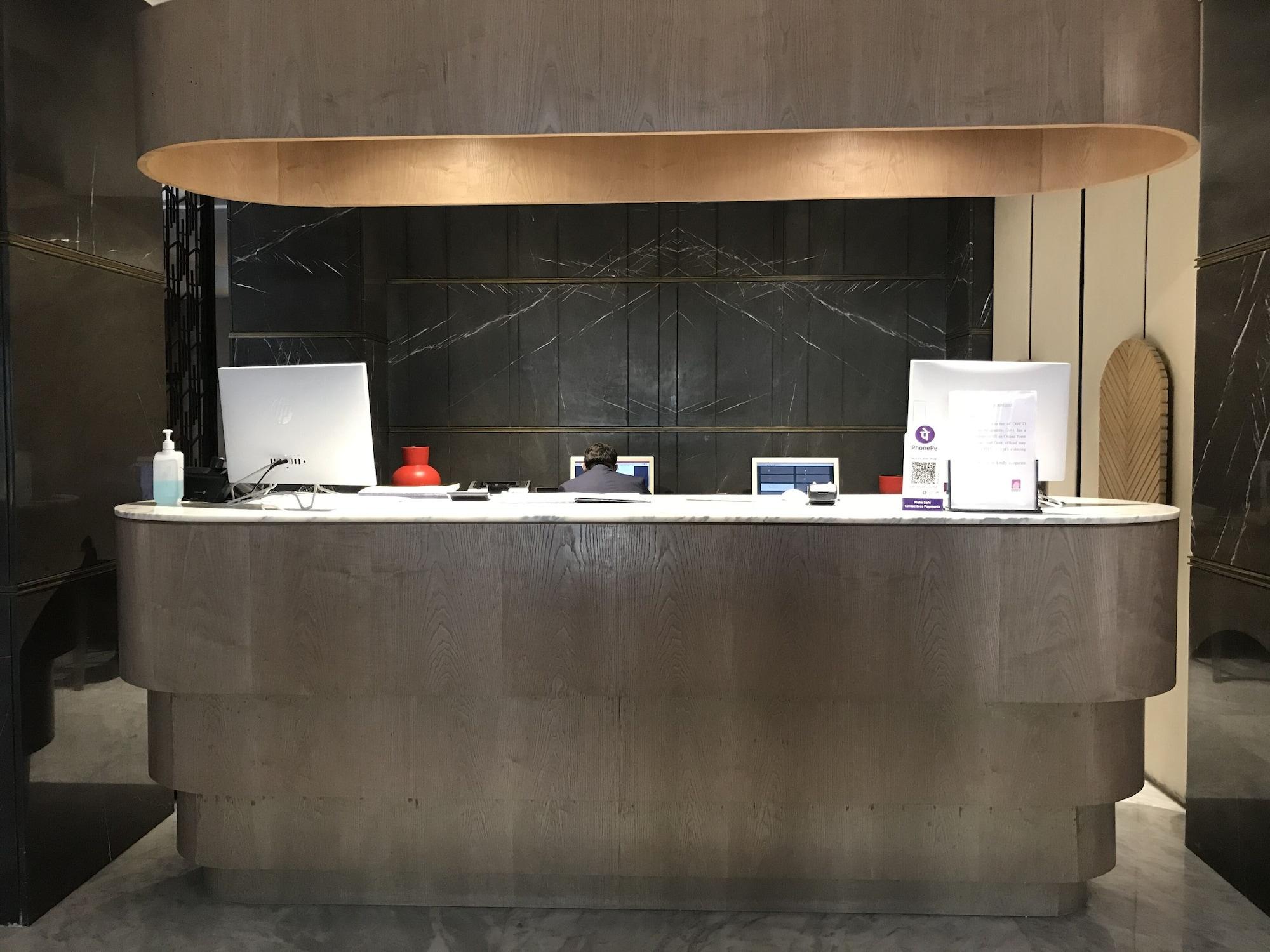 Vista Lobby Levana Hotel