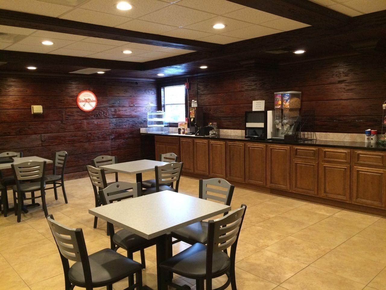 Restaurant Howard Johnson by Wyndham Winter Haven FL