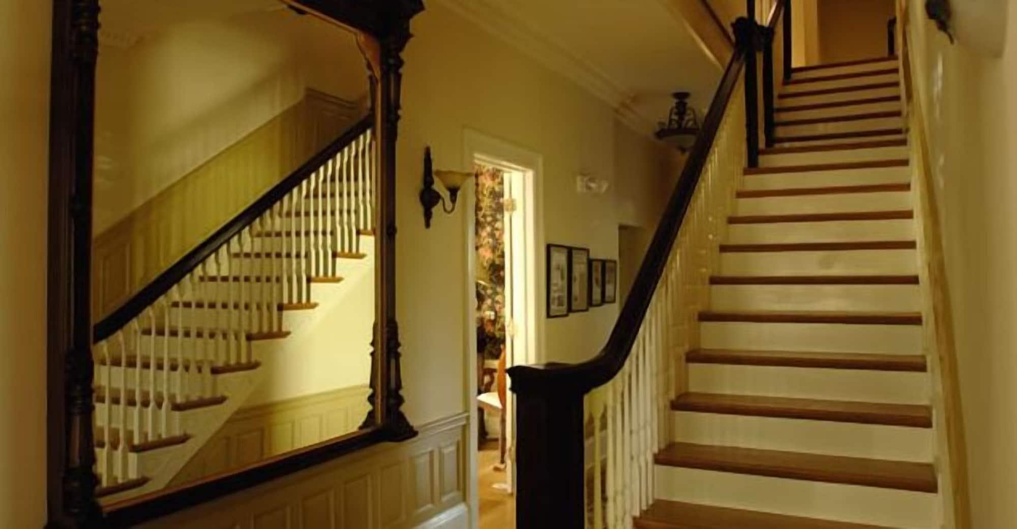 Varios Inn at 202 Dover