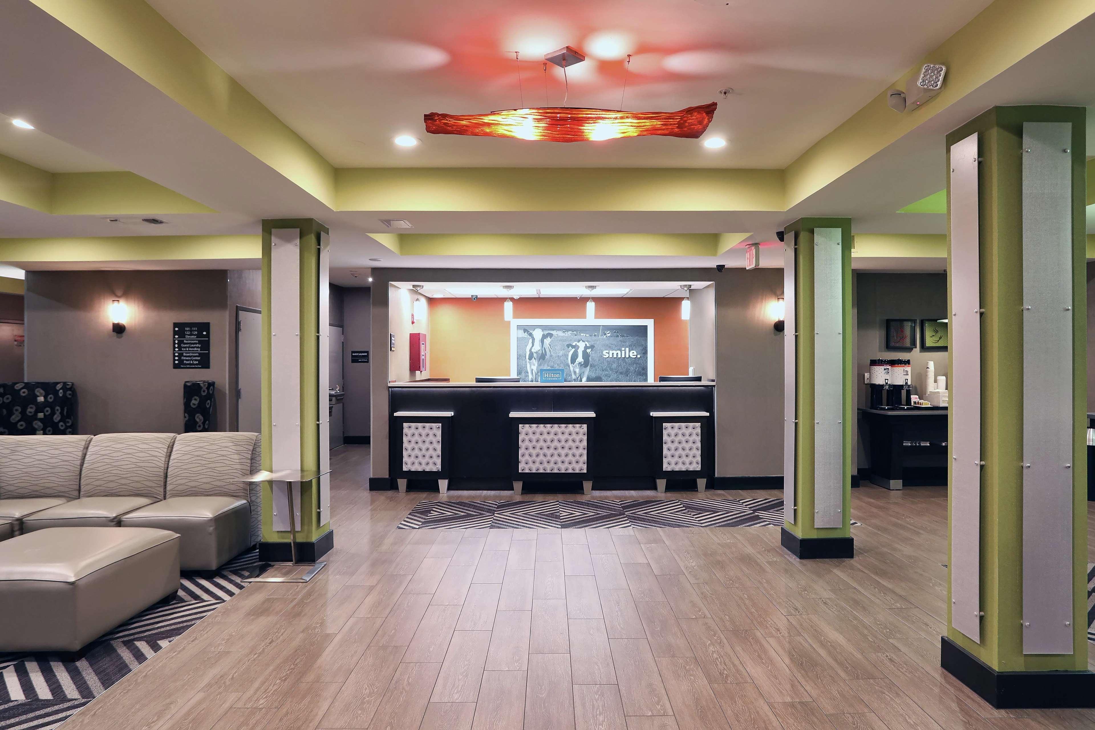 Vista Lobby Hampton Inn Paris