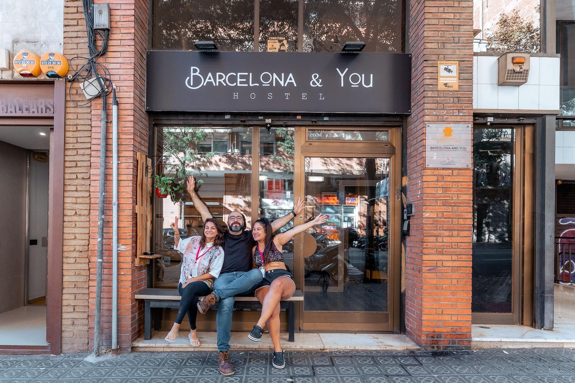 Vista Exterior Barcelona and You - Hostel