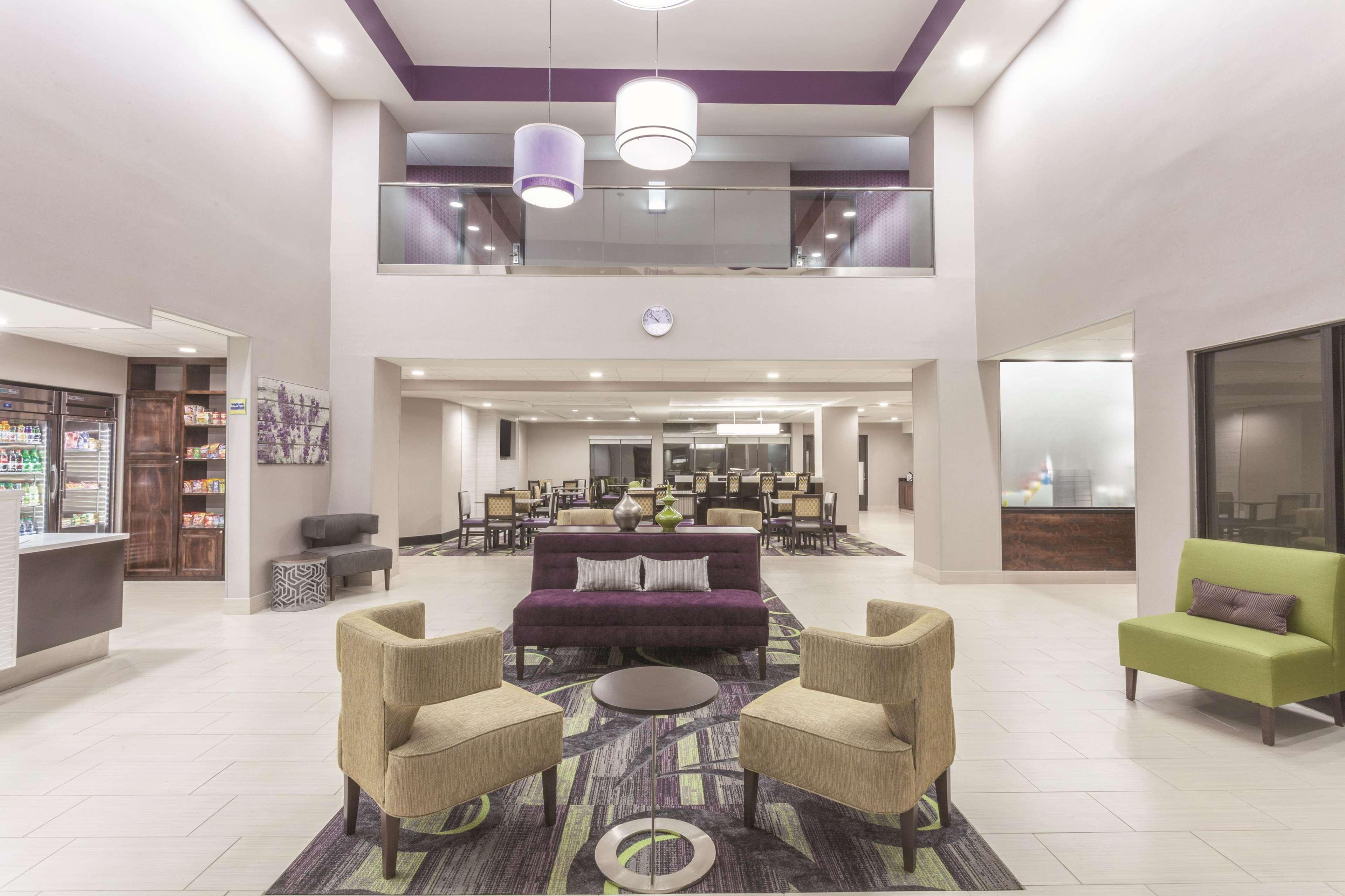 Vista Lobby La Quinta Inn & Suites by Wyndham Columbus North