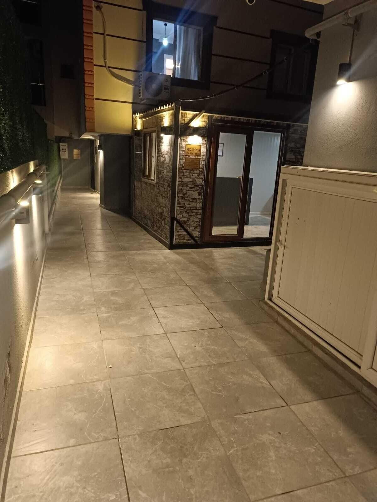 Vista Lobby Aslan Suit