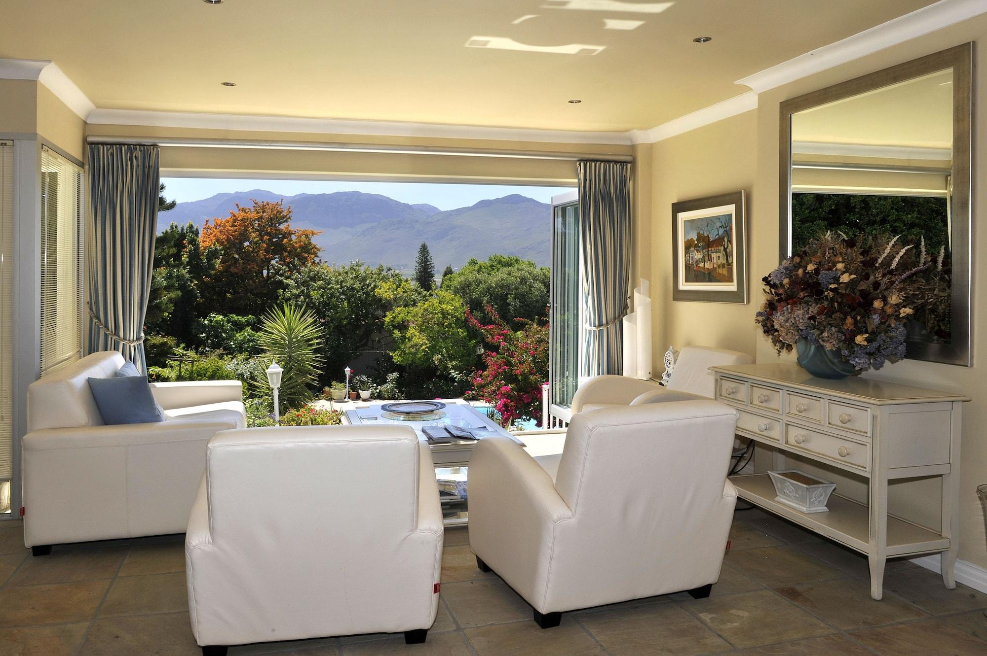 Vista Lobby Alba House Bed & Breakfast