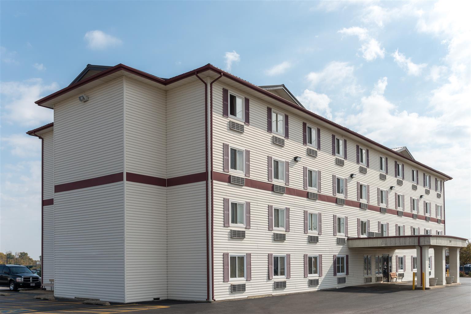 Varios Super 8 by Wyndham Springfield East