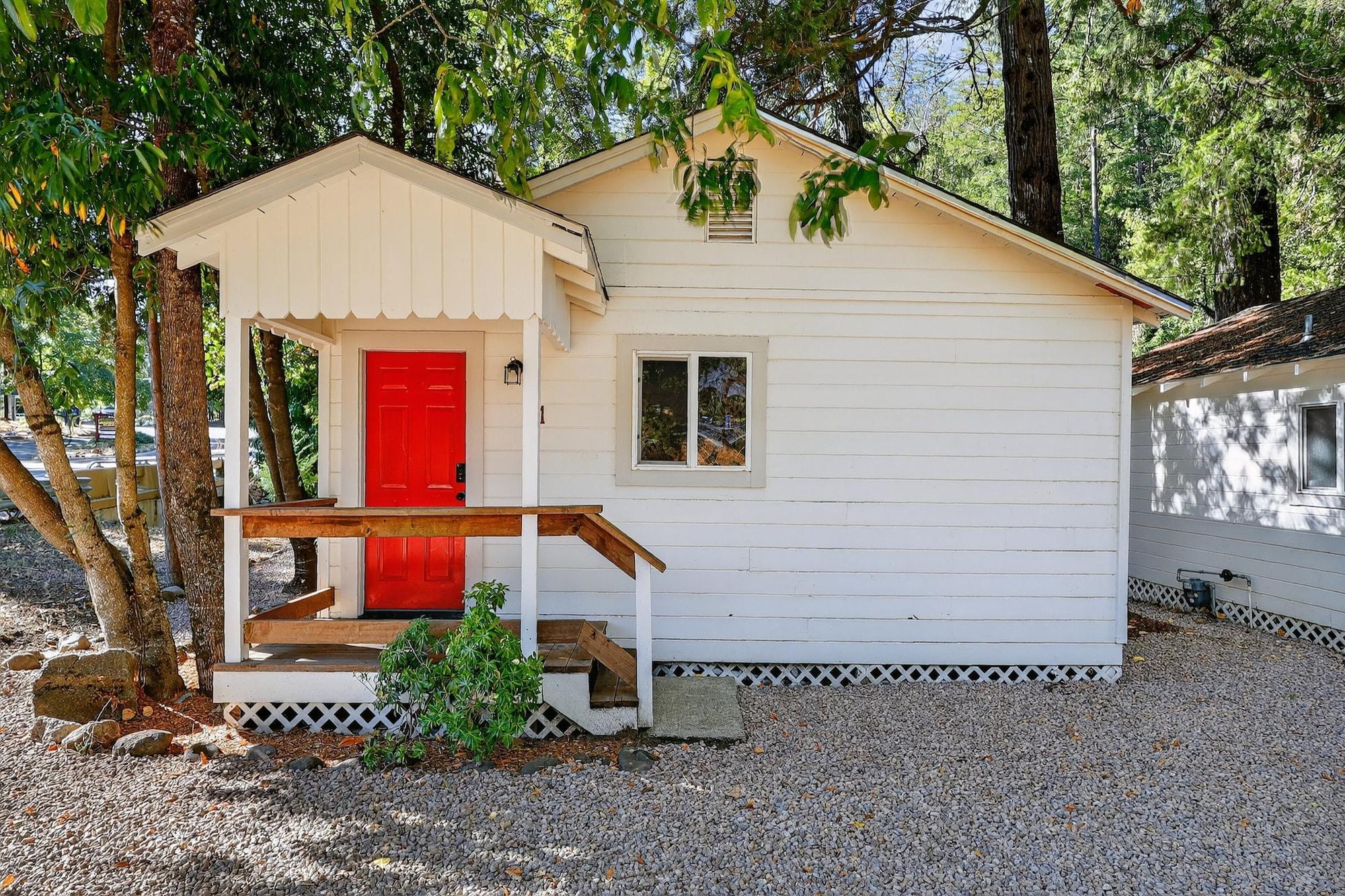 Varios Rouge Cobb Mountain Hotel - Cabin 1