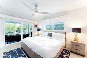 Alquiler Vacacional - Beachside 2BR/2BA - Pool, Balcony, Parking - Steps to the beach