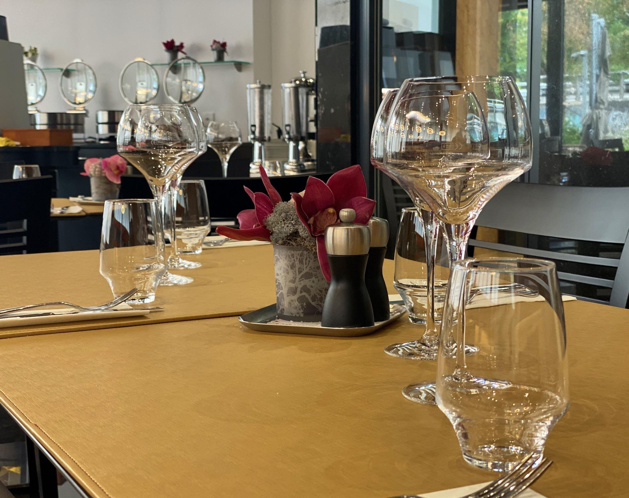 Restaurant Nash Suites Airport Hotel