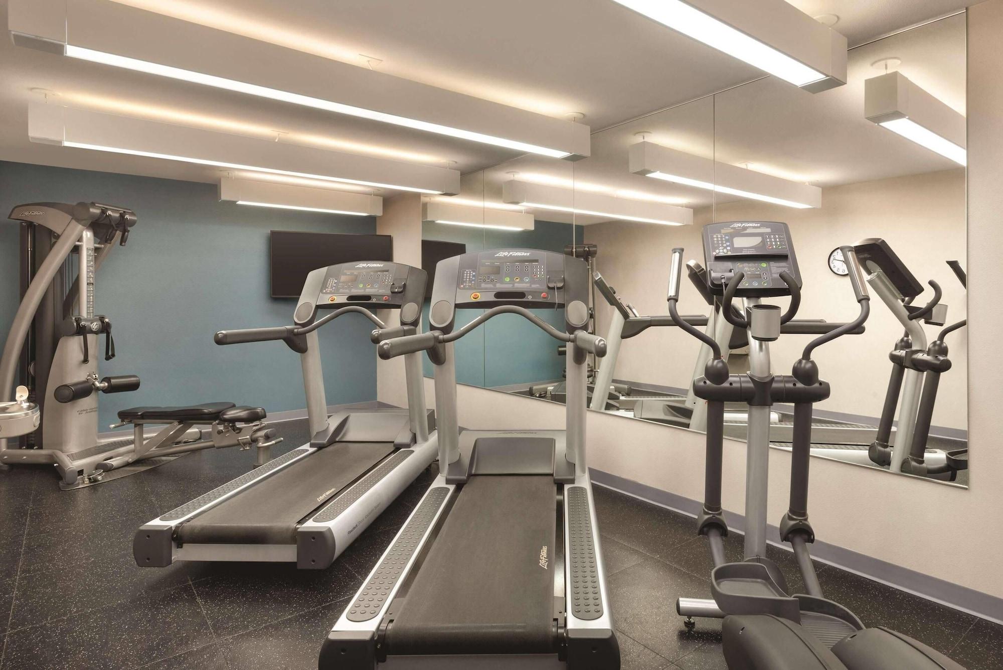 Gimnasio Country Inn & Suites by Radisson, Springfield Southeast
