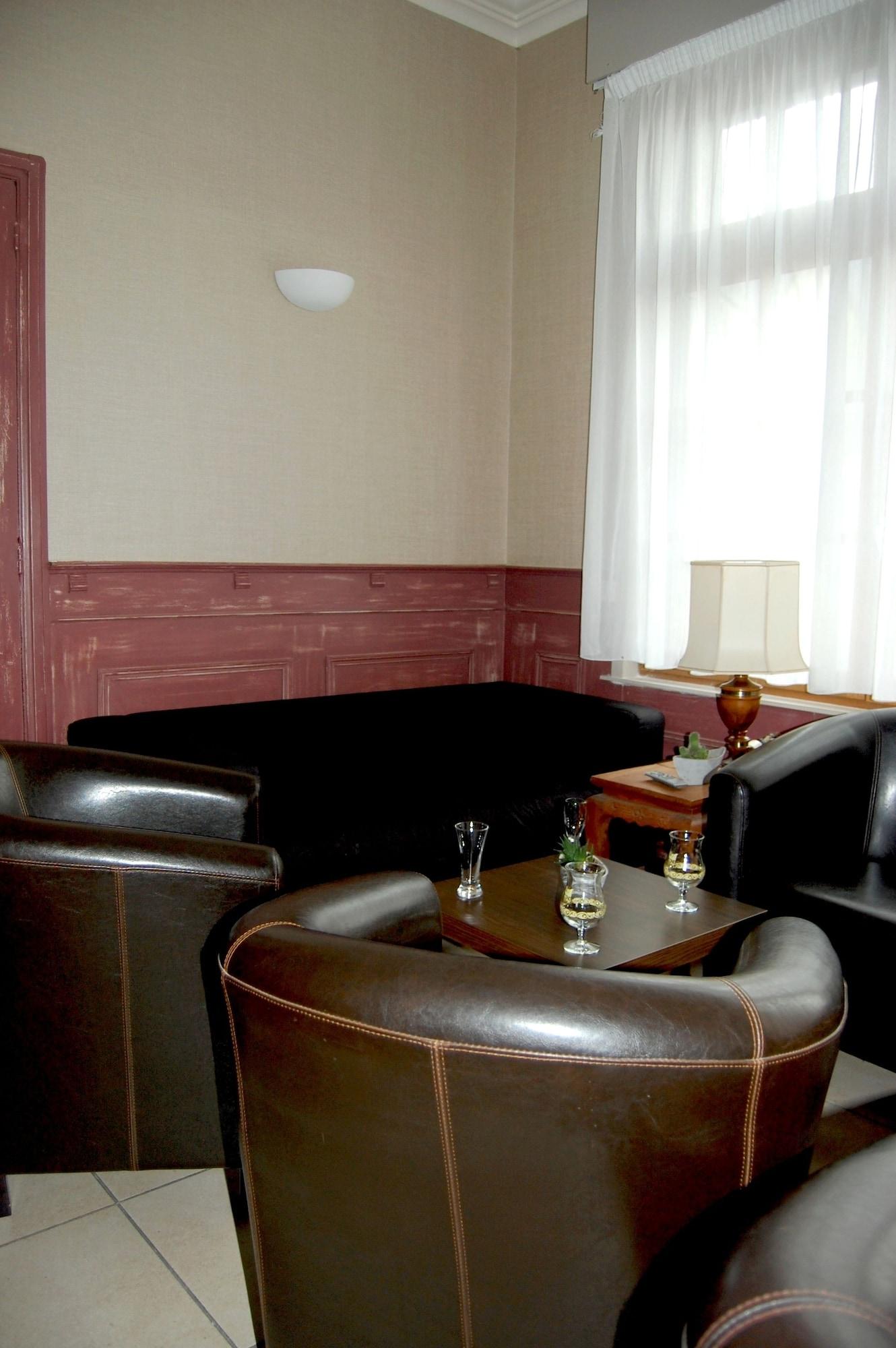 Bar/Salón Hotel Au Tonnelier