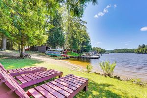 Alquiler Vacacional - Inlet Lakefront Home: Private Dock & Beach Access!