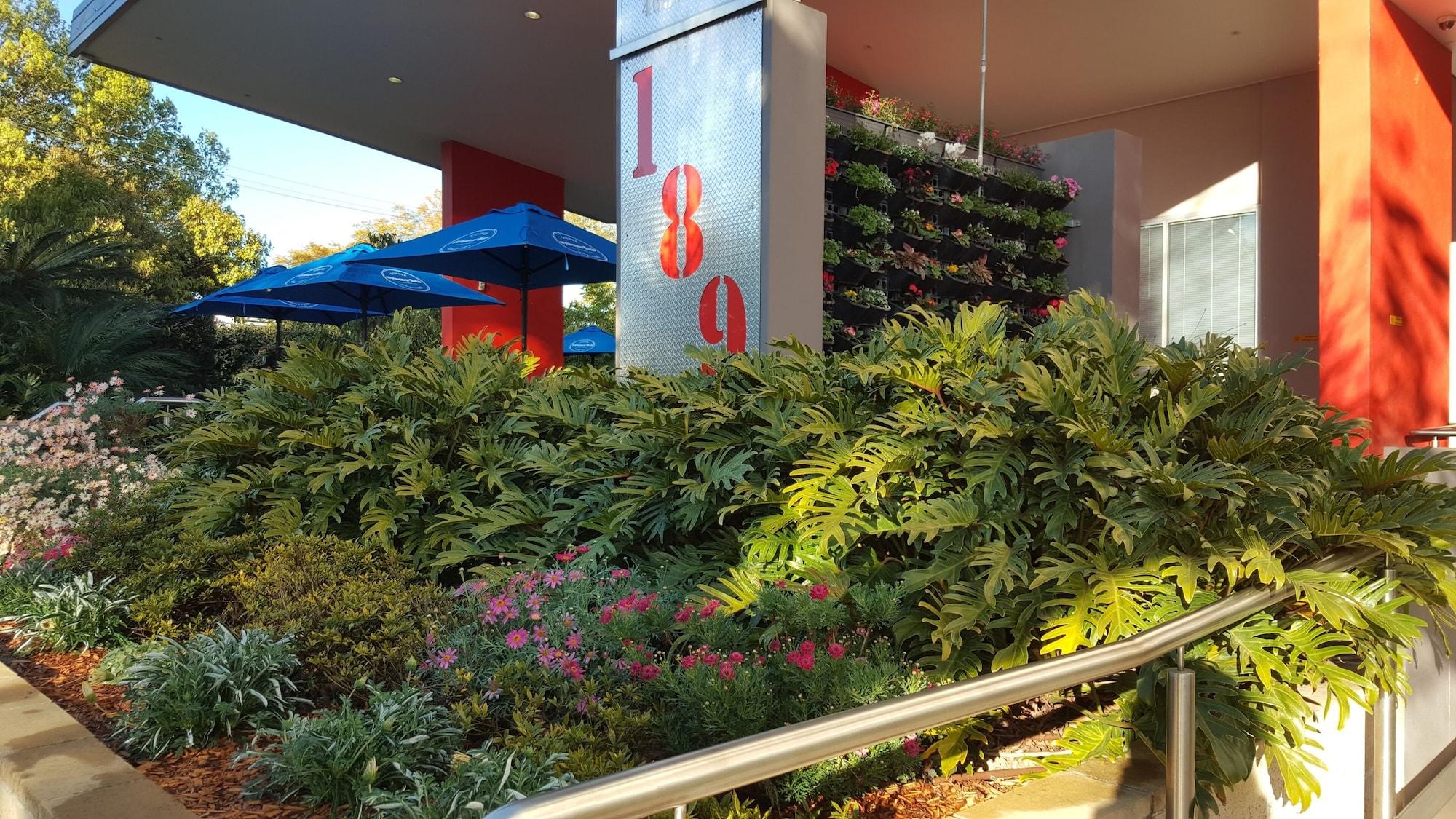 Vista Exterior Laguna Apartments