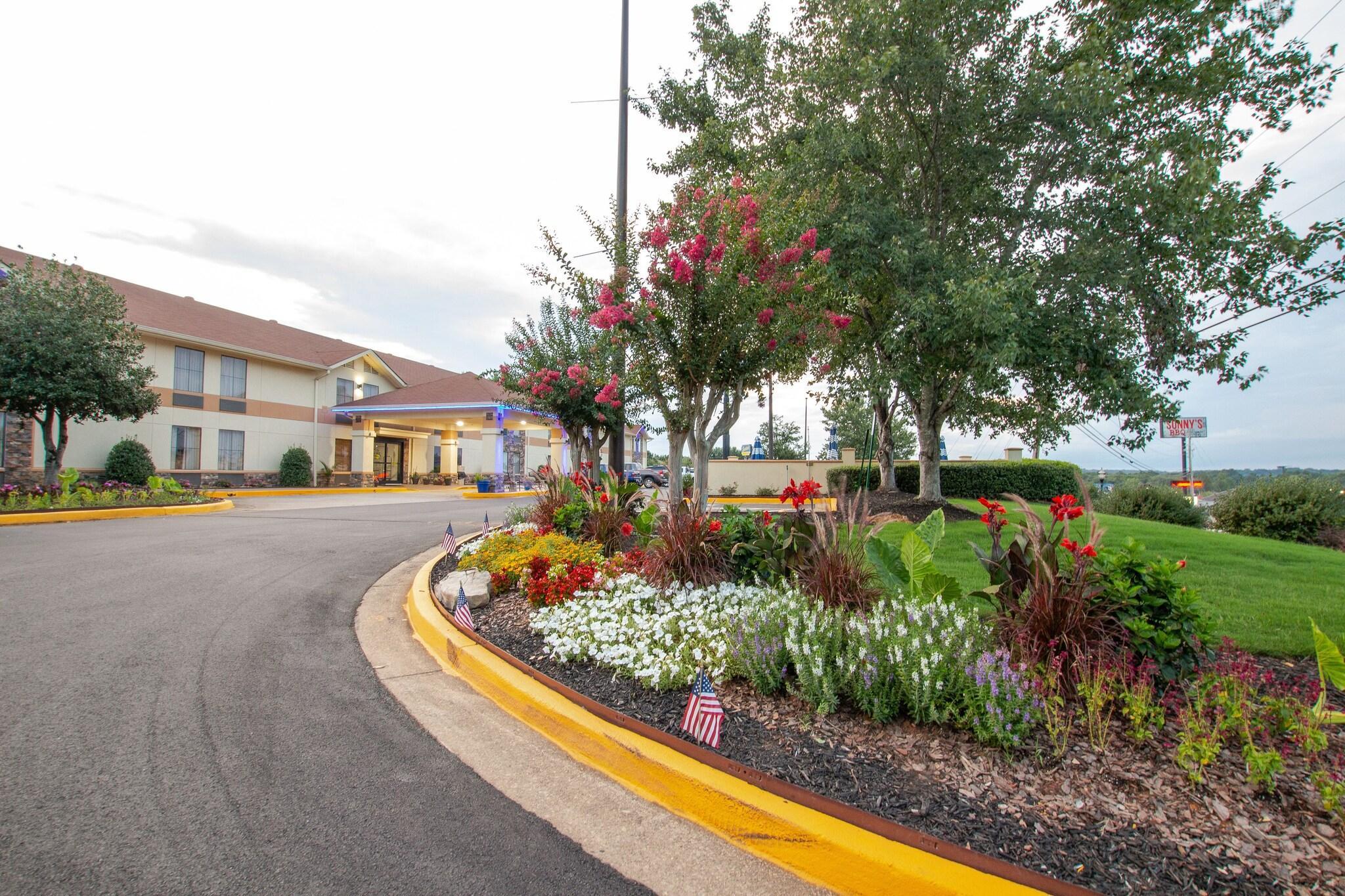 Varios Days Inn & Suites by Wyndham Commerce