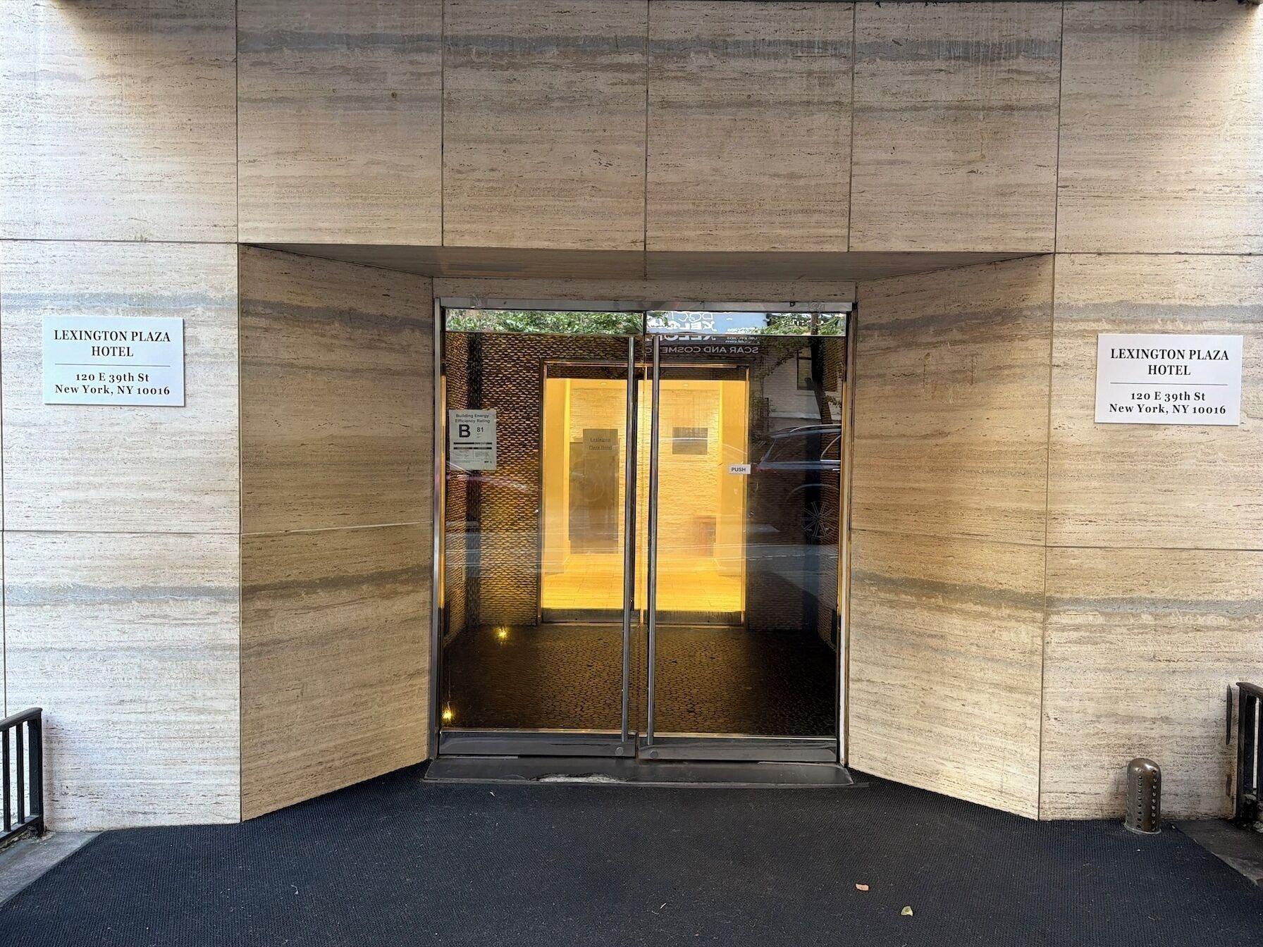 Vista Exterior Lexington Plaza Hotel