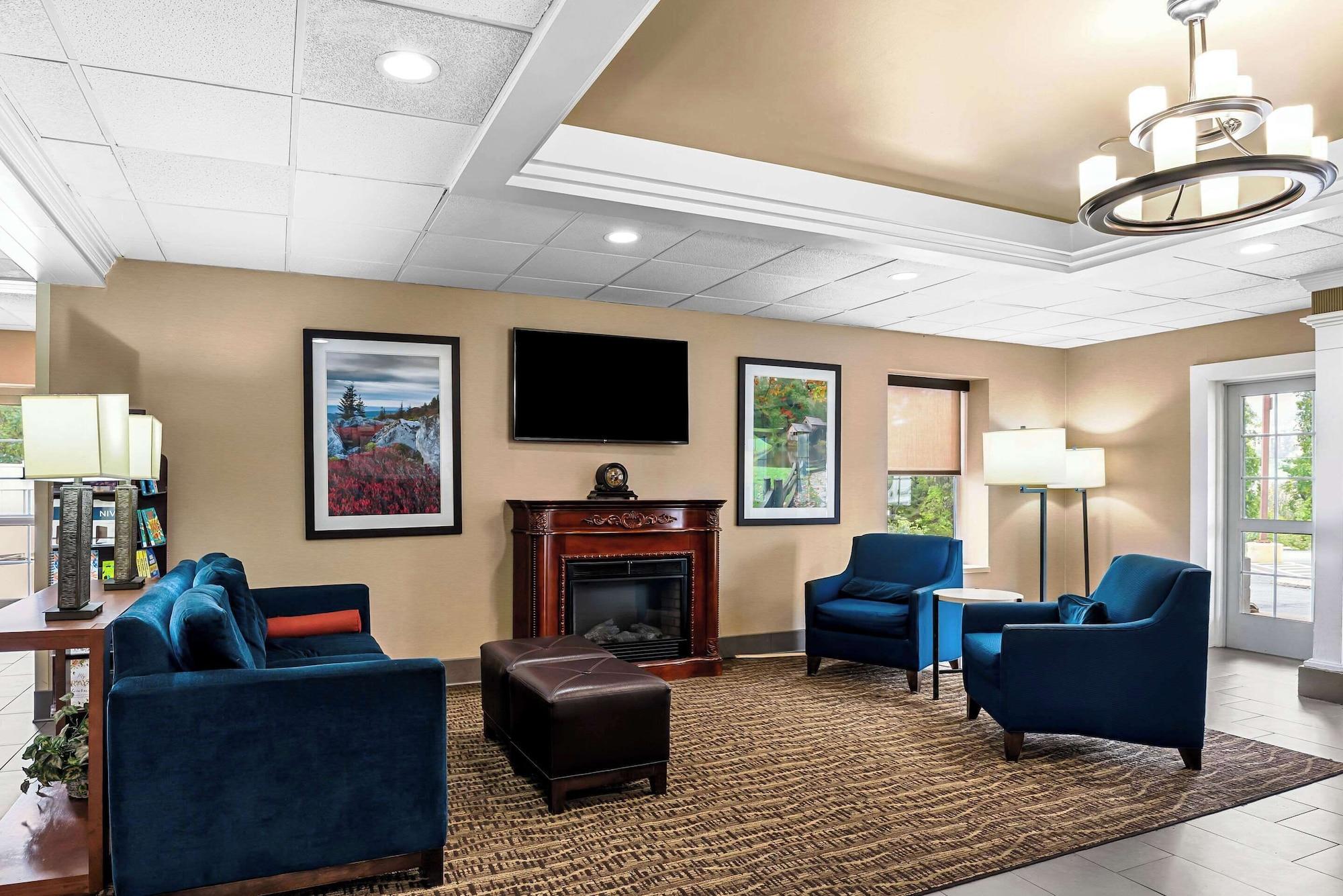 Vista Lobby Comfort Inn & Suites Staunton