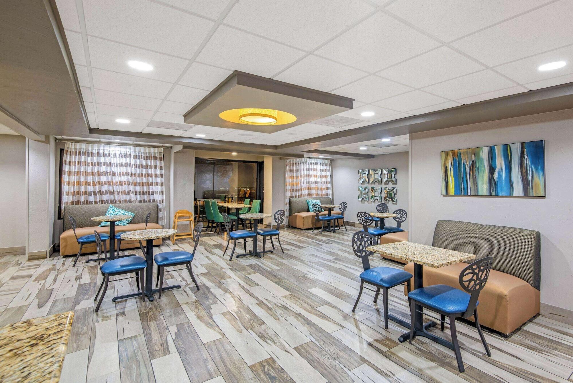 Vista Lobby La Quinta Inn & Suites by Wyndham Denison - N. Lake Texoma