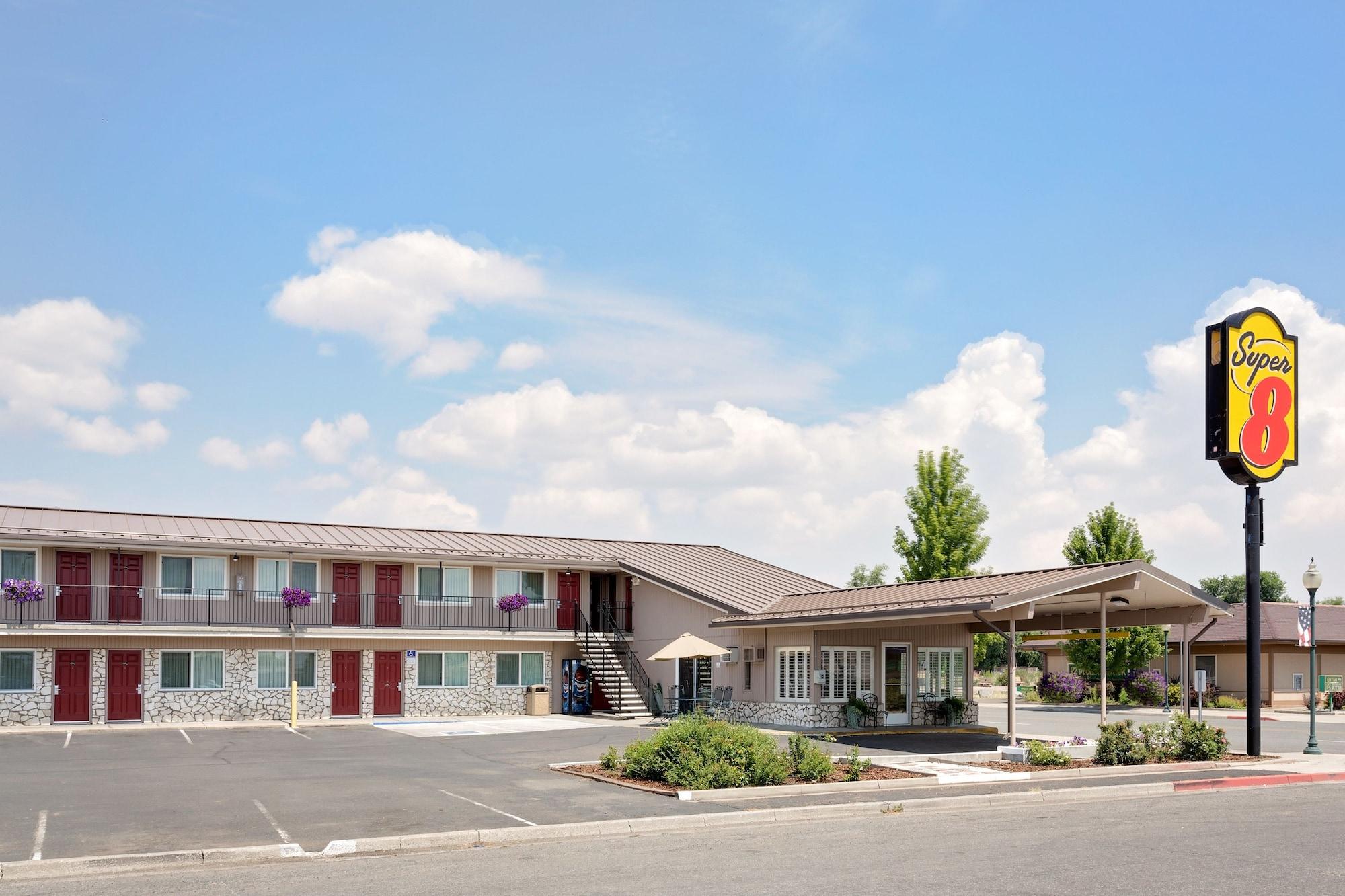 Vista Exterior Super 8 by Wyndham Alturas