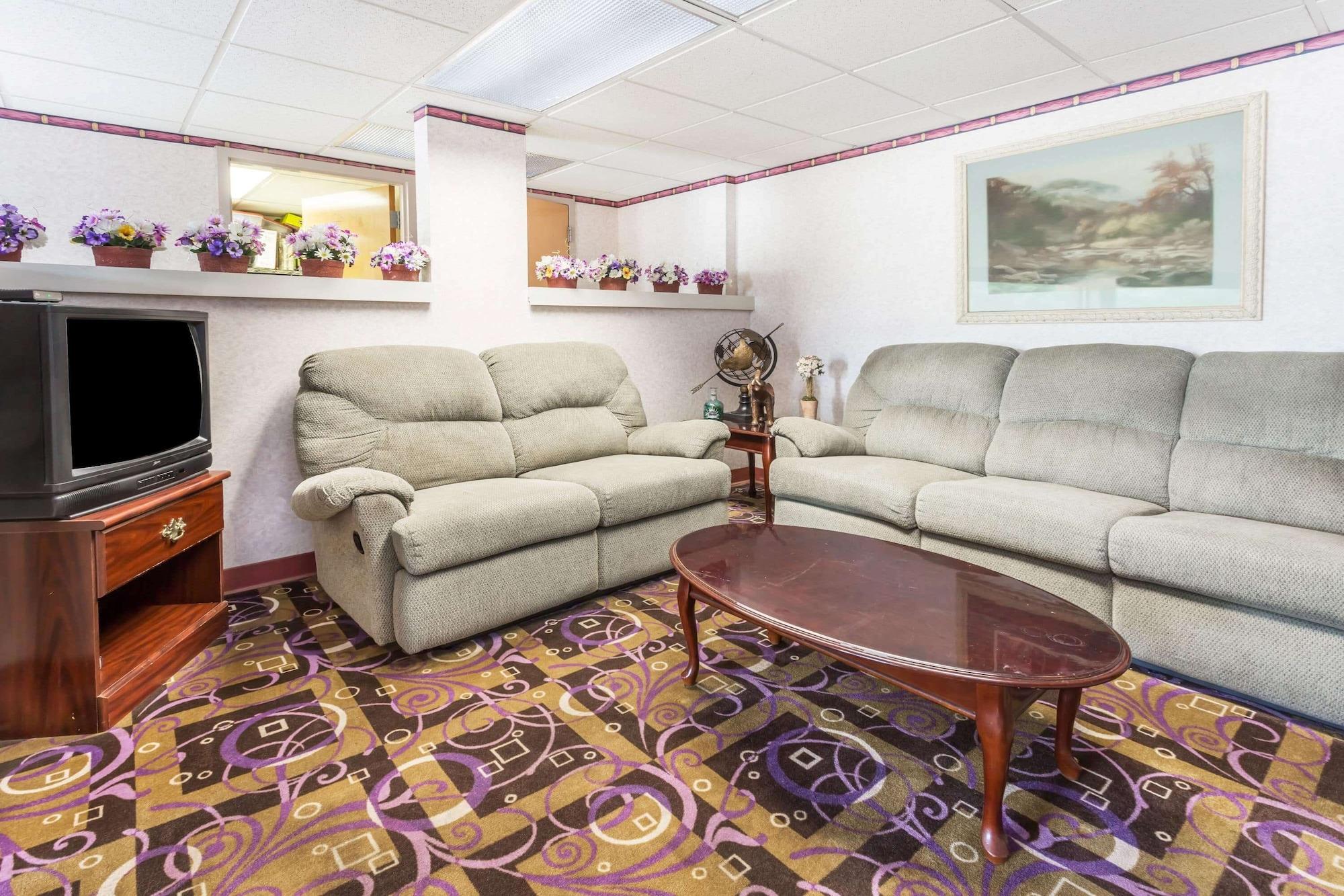 Vista Lobby Days Inn by Wyndham Sanford