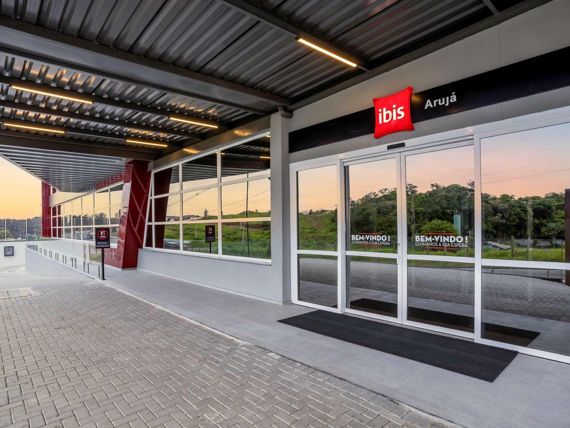Vista Exterior Ibis Aruja