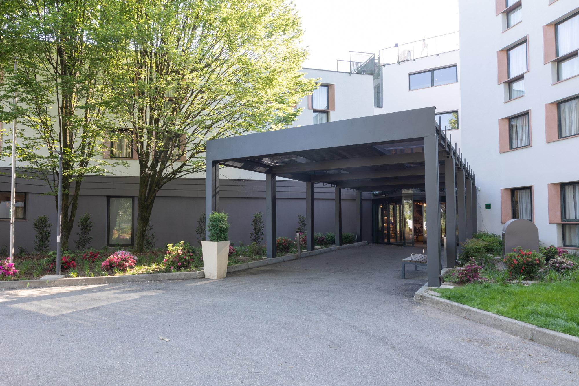 Vista Exterior Holiday Inn Milan Linate Airport